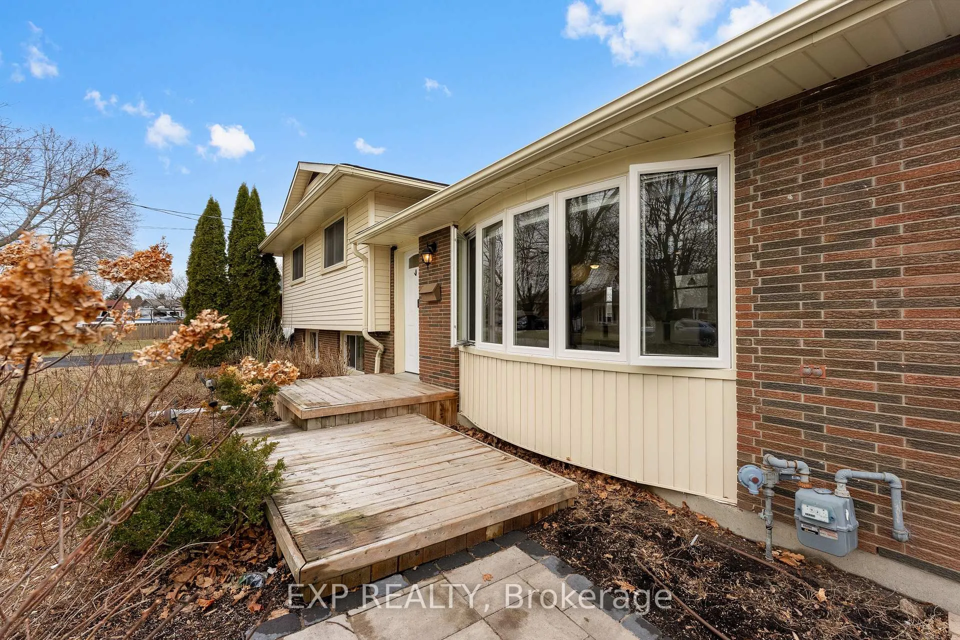 Photo 3 of 35 Bishops Road, St. Catharines, Vine/Linwell — HOMEH