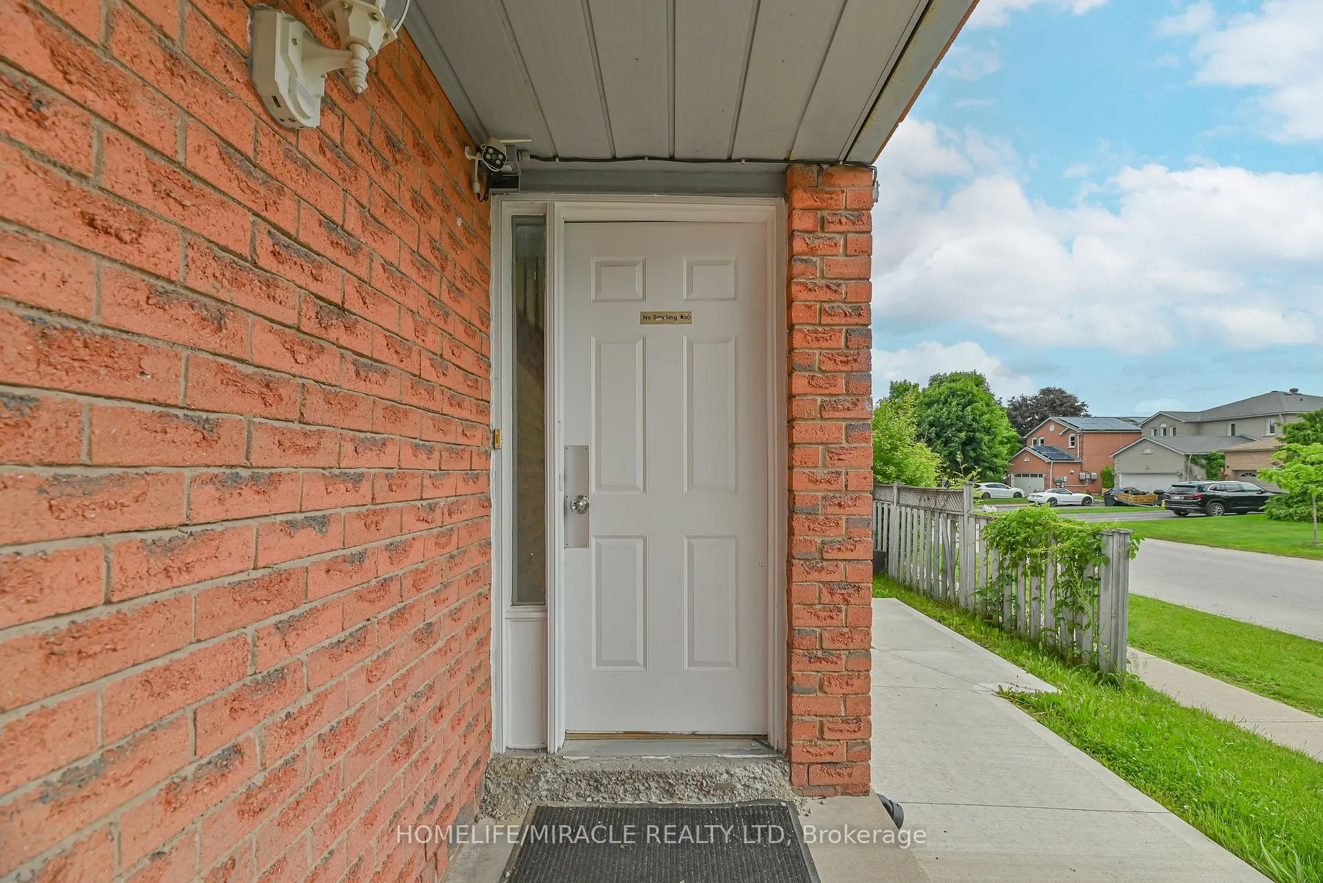 Photo 3 of 40 Blair Crescent, Barrie, Grove East — HOMEH