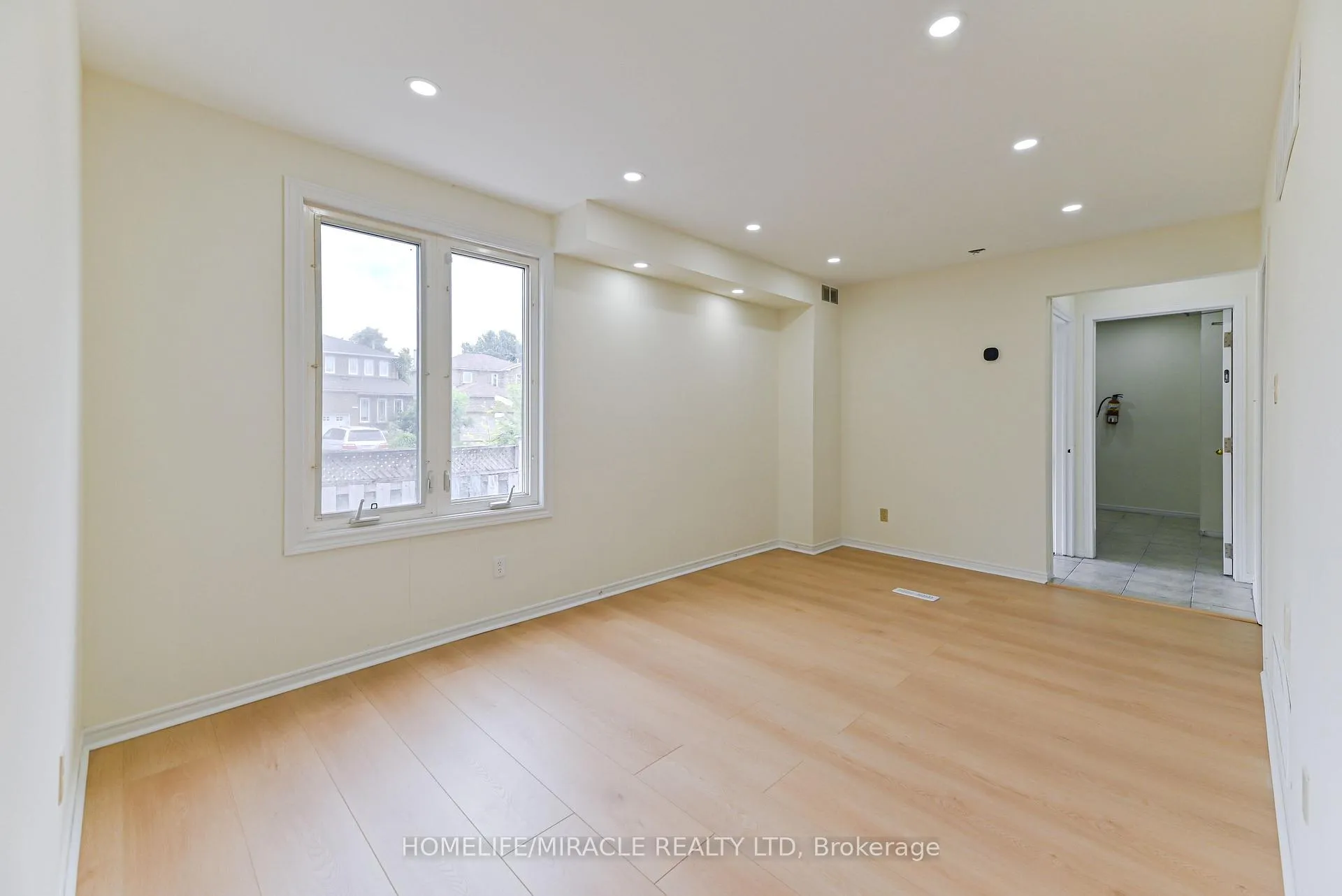 Photo 4 of 40 Blair Crescent, Barrie, Grove East — HOMEH