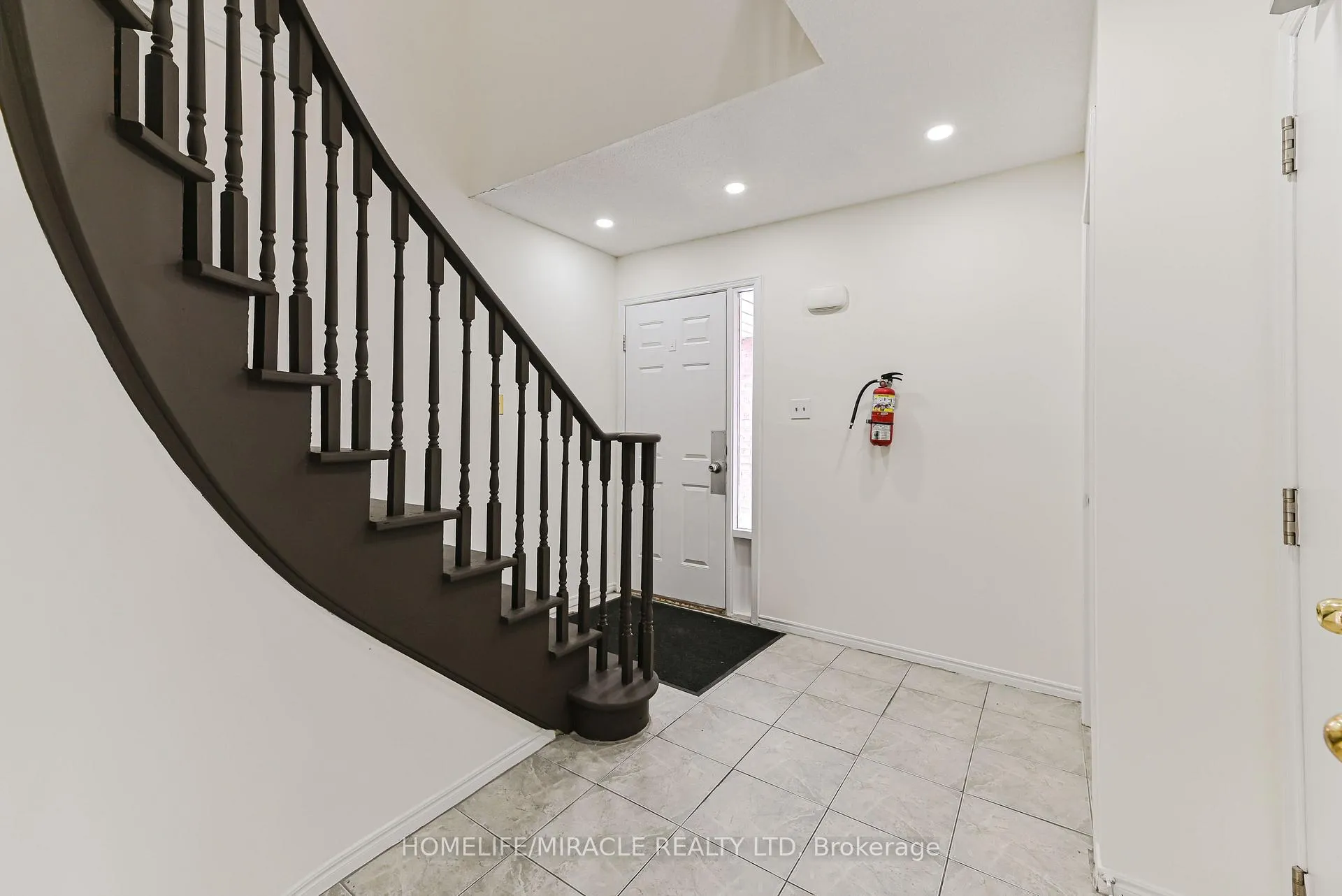 Photo 5 of 40 Blair Crescent, Barrie, Grove East — HOMEH