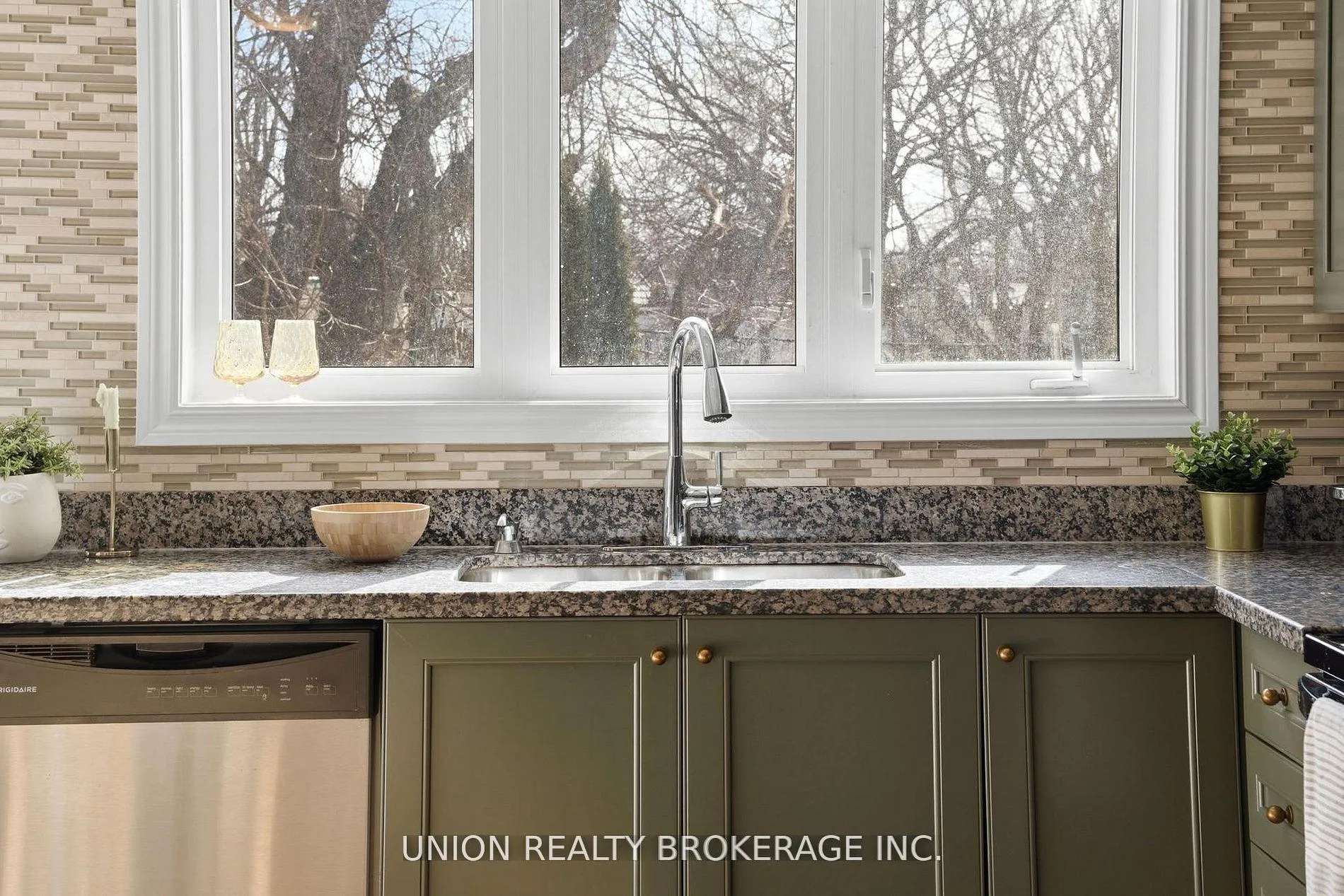 Photo 9 of 293 Kingston Road, Toronto, The Beaches — HOMEH