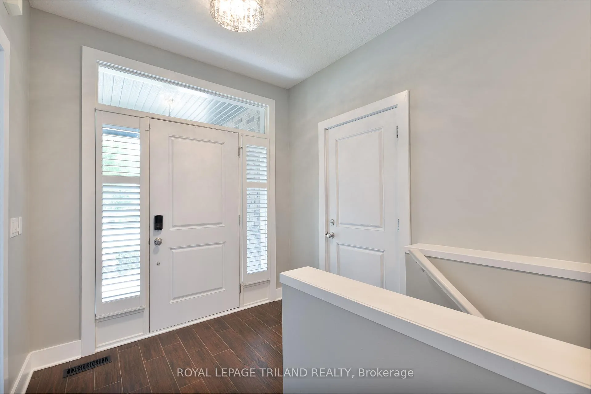 Photo 4 of 681 Bennett Crescent, Strathroy-Caradoc, Mount Brydges — HOMEH