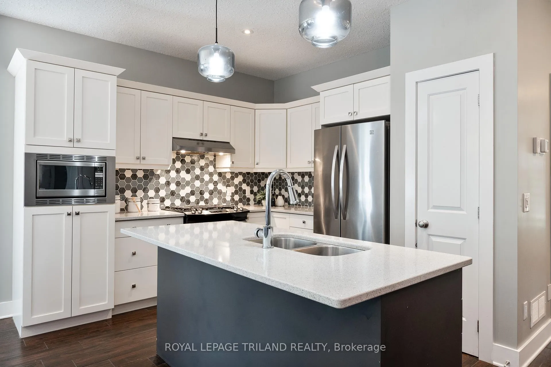 Photo 7 of 681 Bennett Crescent, Strathroy-Caradoc, Mount Brydges — HOMEH