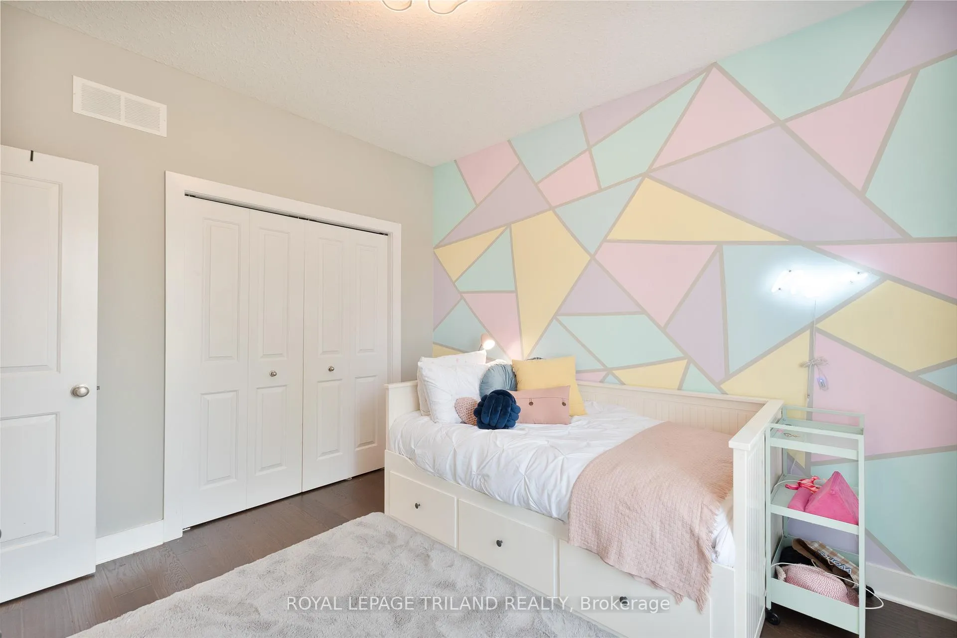 Photo 17 of 681 Bennett Crescent, Strathroy-Caradoc, Mount Brydges — HOMEH