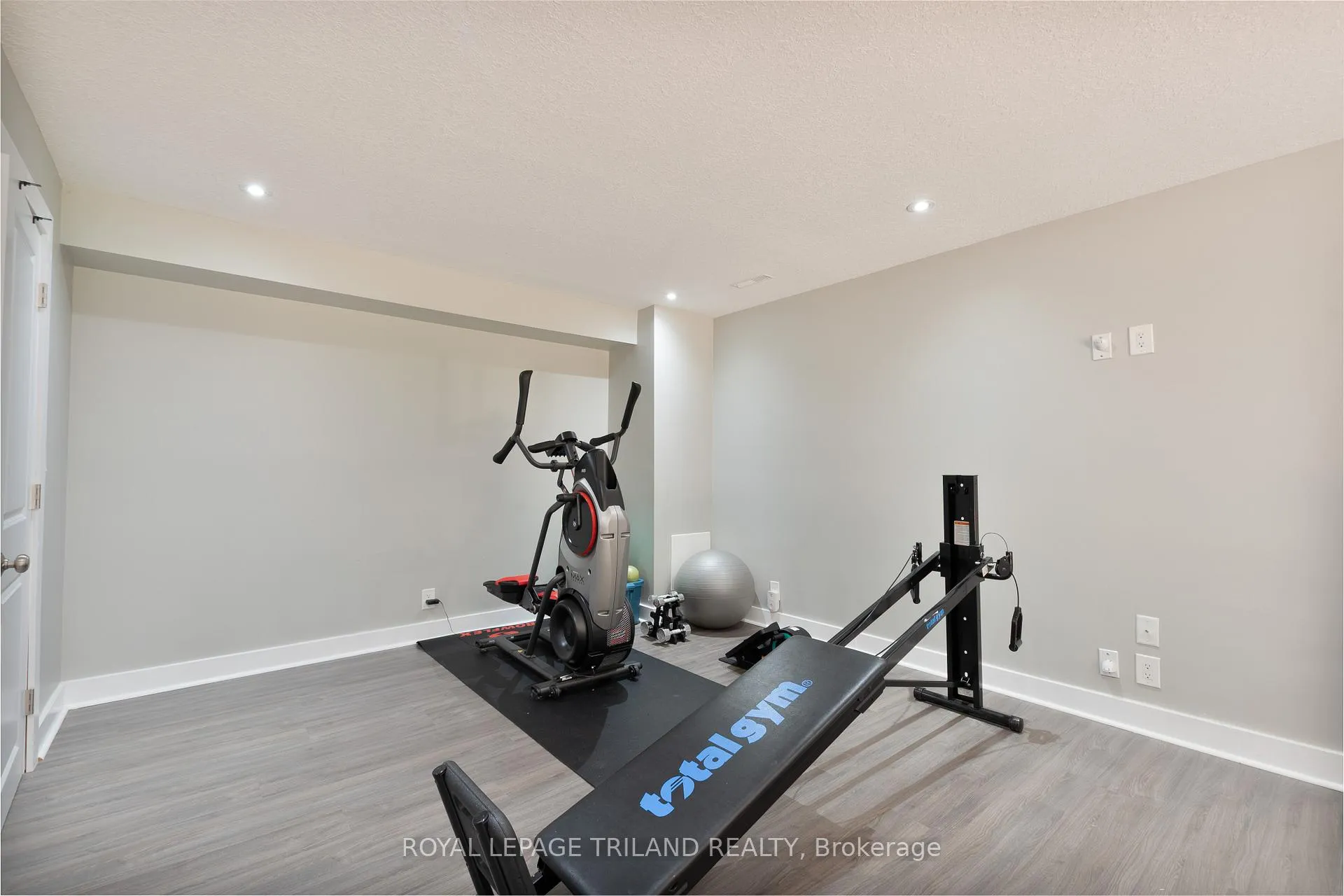 Photo 24 of 681 Bennett Crescent, Strathroy-Caradoc, Mount Brydges — HOMEH