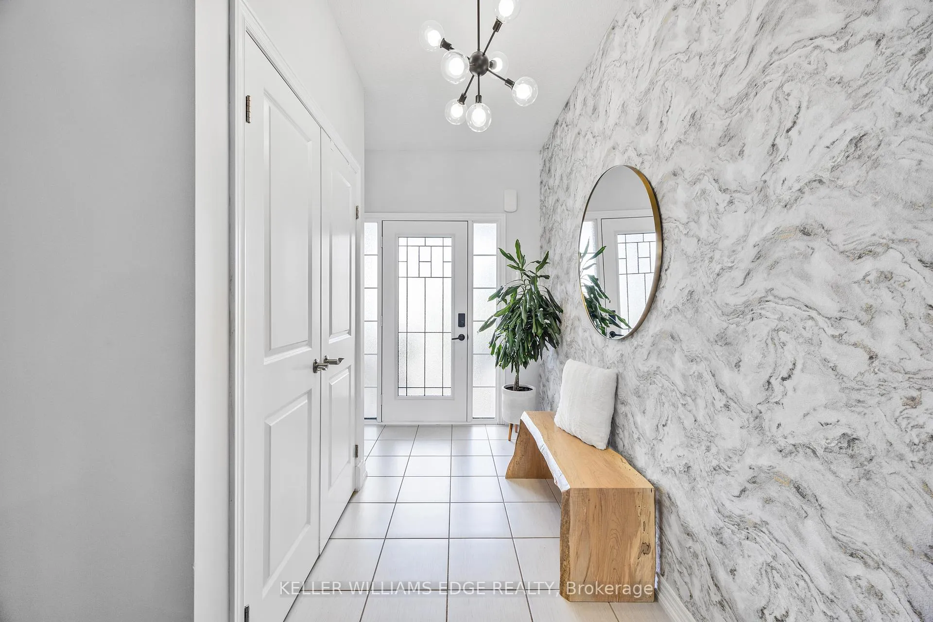 Photo 5 of 209 Echovalley Drive, Hamilton, Stoney Creek Mountain — HOMEH
