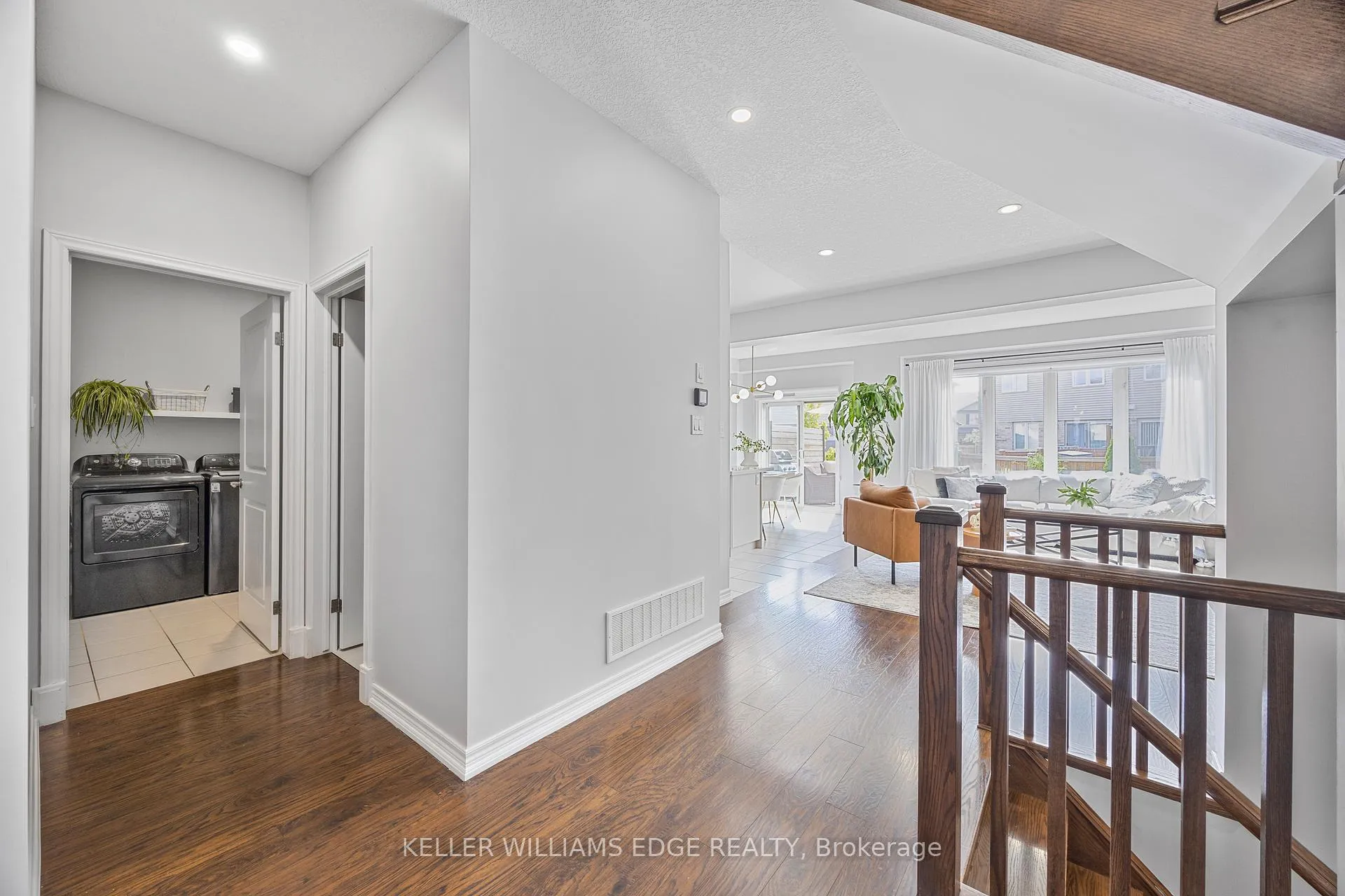 Photo 7 of 209 Echovalley Drive, Hamilton, Stoney Creek Mountain — HOMEH