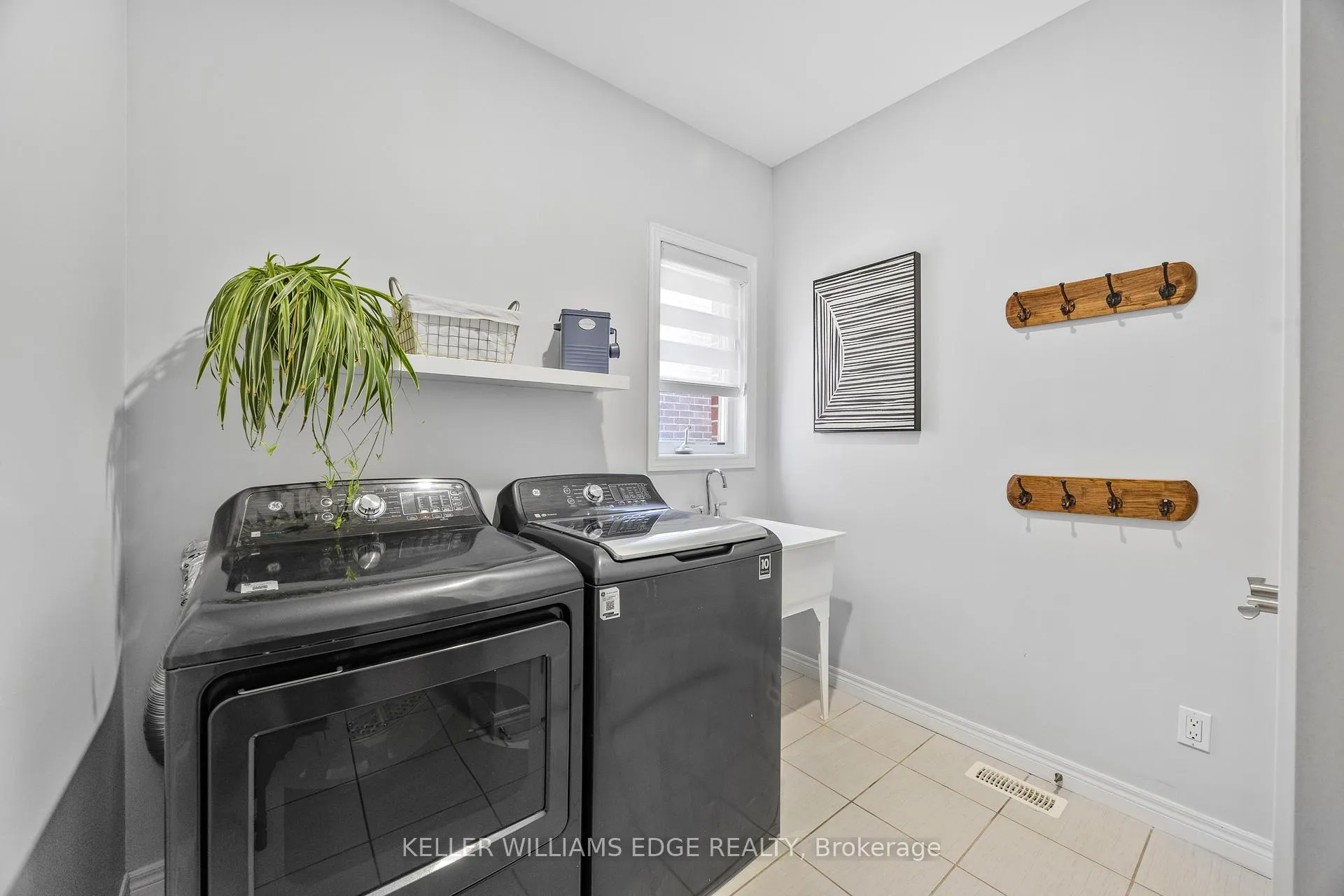 Photo 19 of 209 Echovalley Drive, Hamilton, Stoney Creek Mountain — HOMEH
