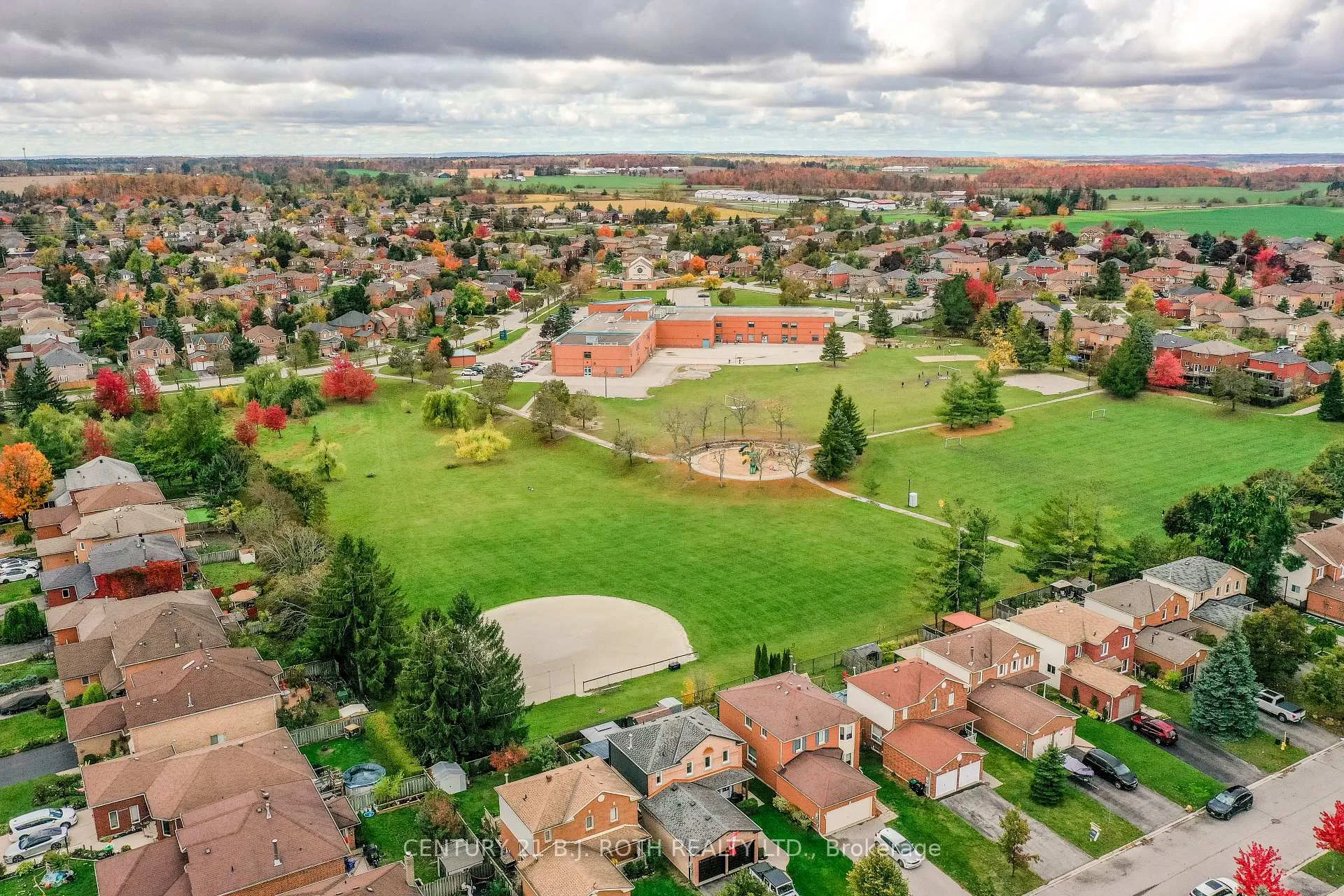 Photo 3 of 12 Burke Drive, Barrie, West Bayfield — HOMEH