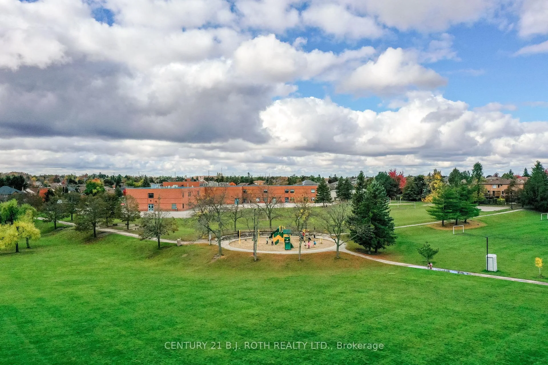Photo 4 of 12 Burke Drive, Barrie, West Bayfield — HOMEH