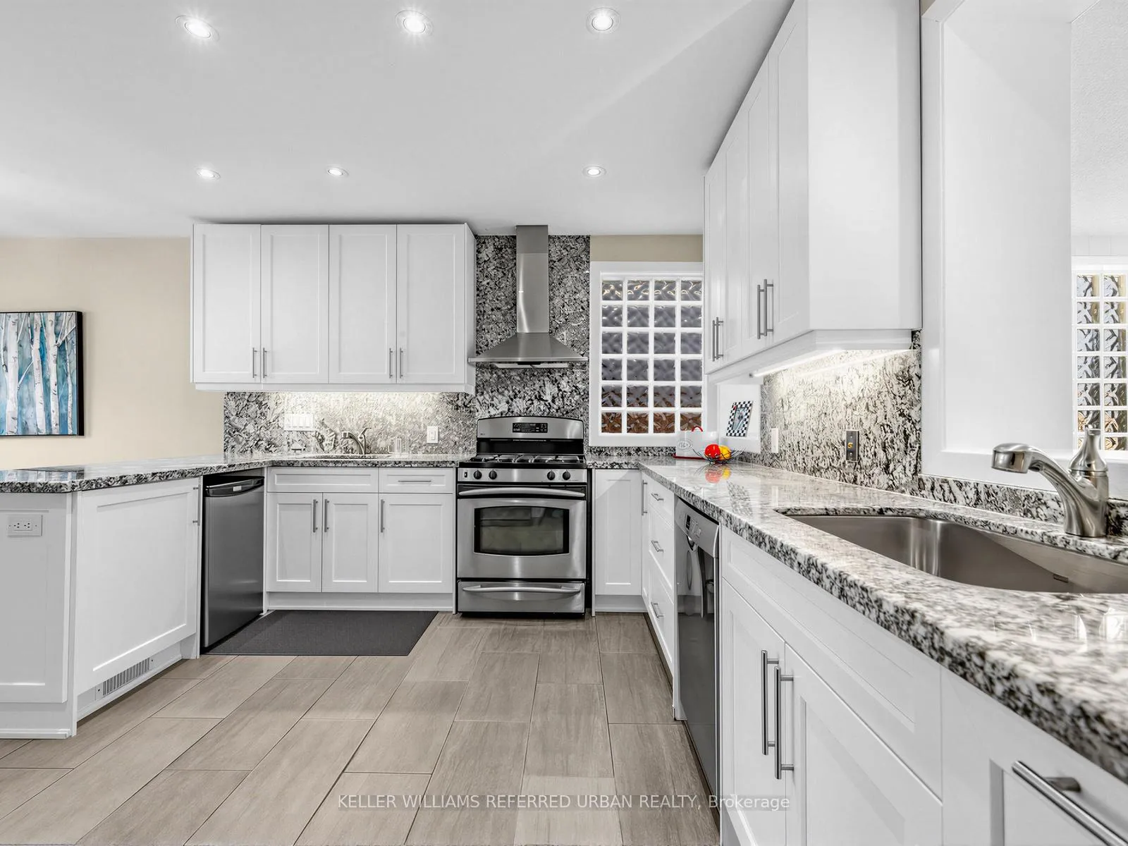 Photo 11 of 31 Prince Charles Drive, Toronto, Englemount-Lawrence — HOMEH