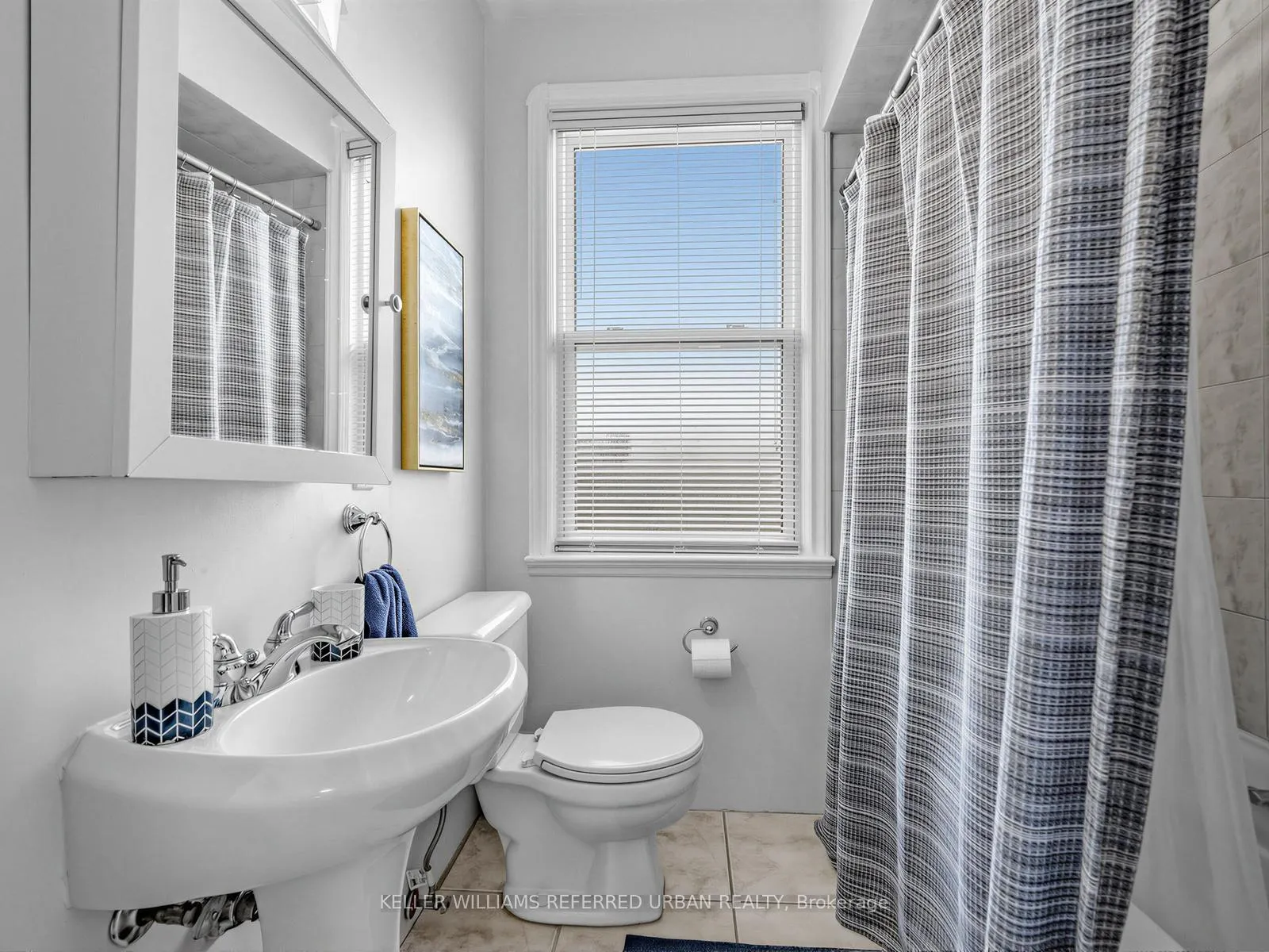 Photo 24 of 31 Prince Charles Drive, Toronto, Englemount-Lawrence — HOMEH