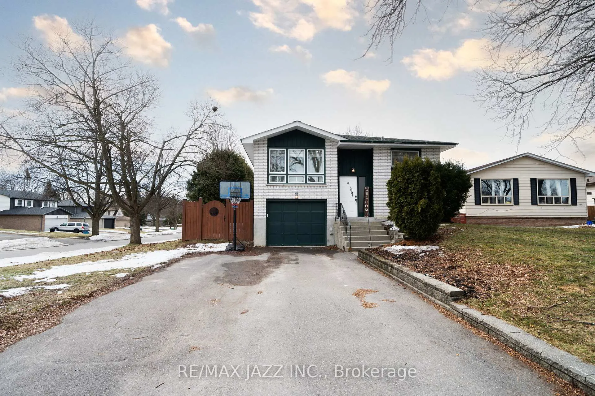 Front of 1007 Cardinal Court W