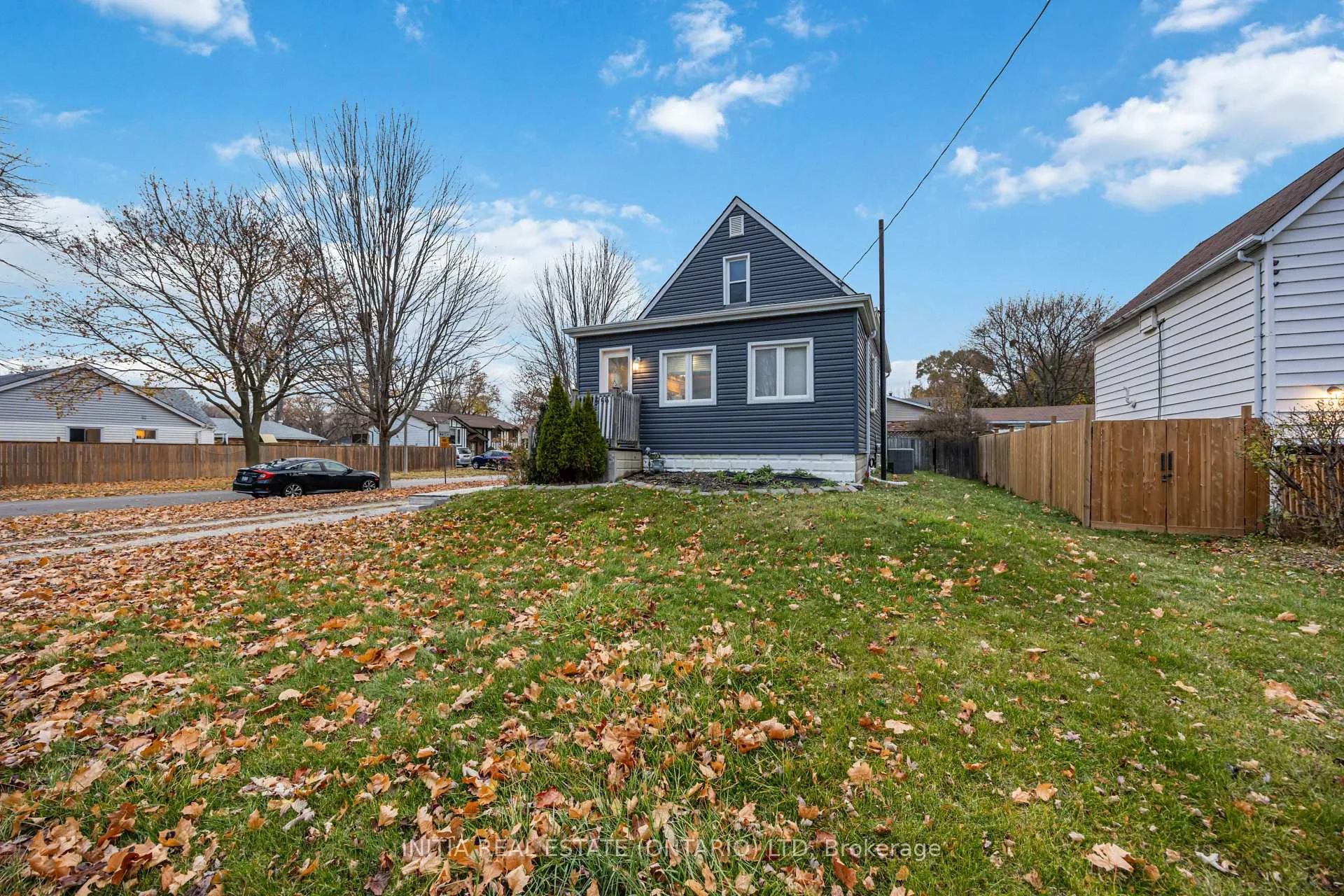 Photo 2 of 856 Devine Street, Sarnia — HOMEH