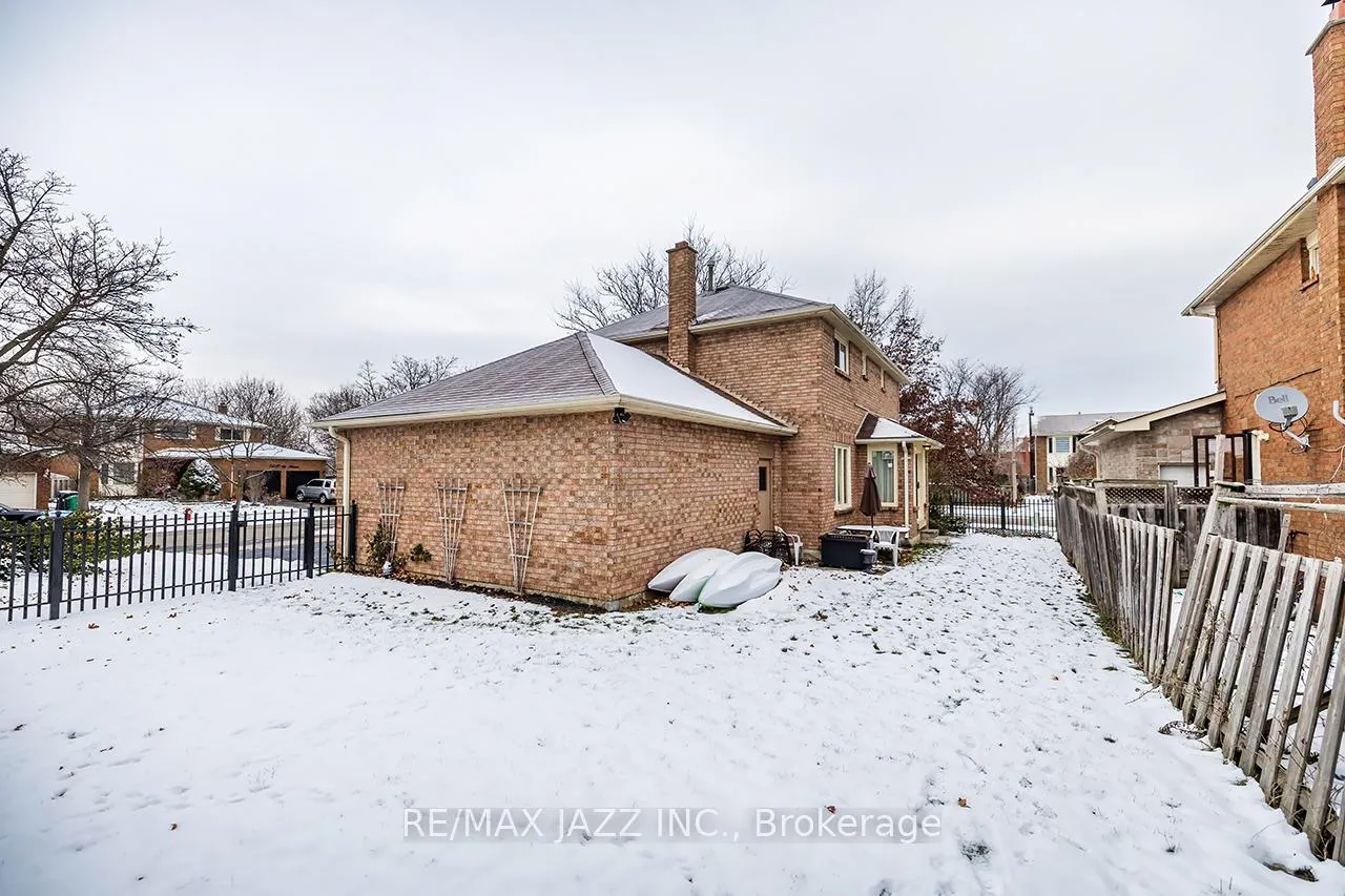 Photo 36 of 81 Burgby Avenue, Brampton, Northwood Park — HOMEH