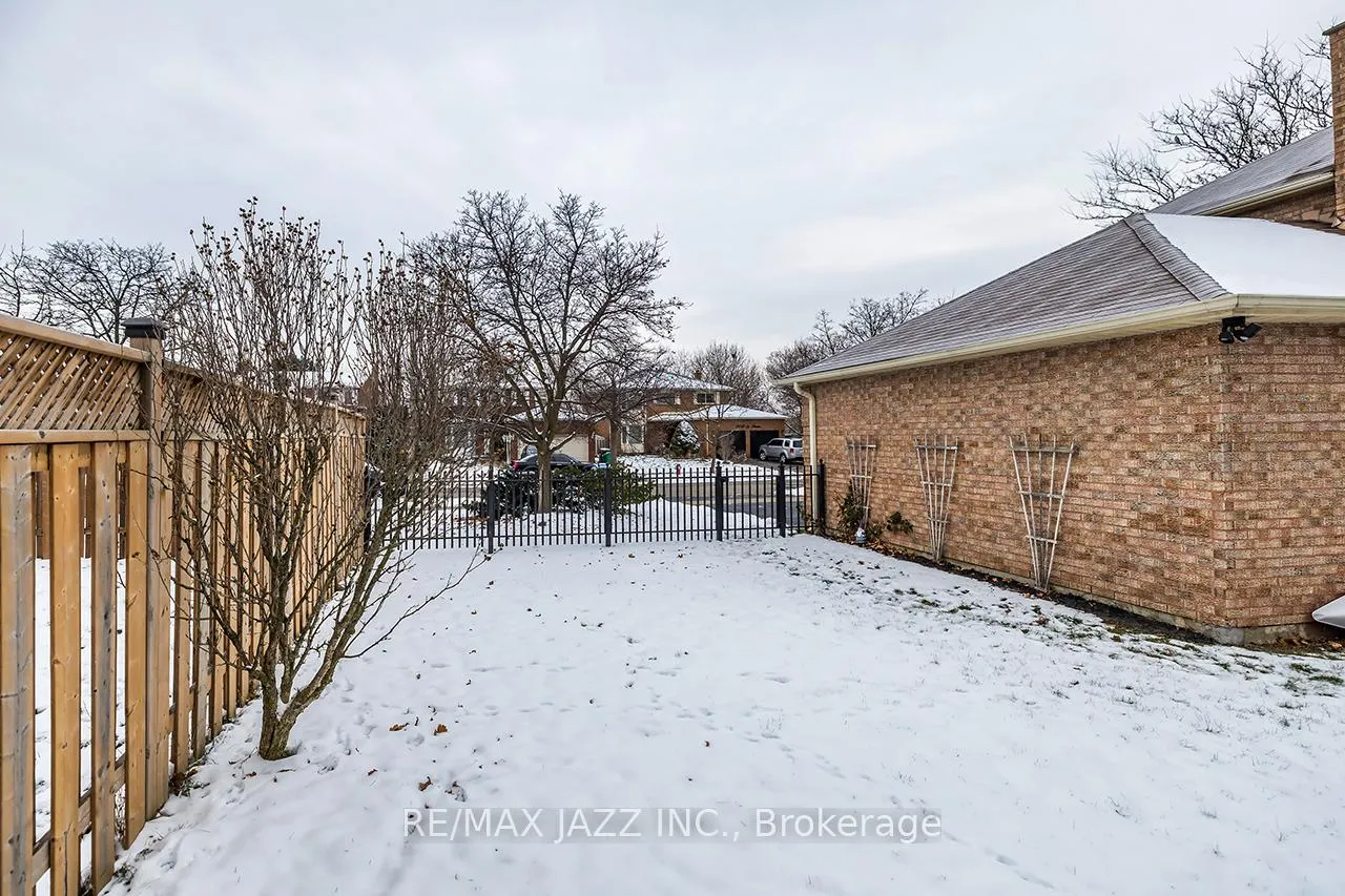 Photo 37 of 81 Burgby Avenue, Brampton, Northwood Park — HOMEH