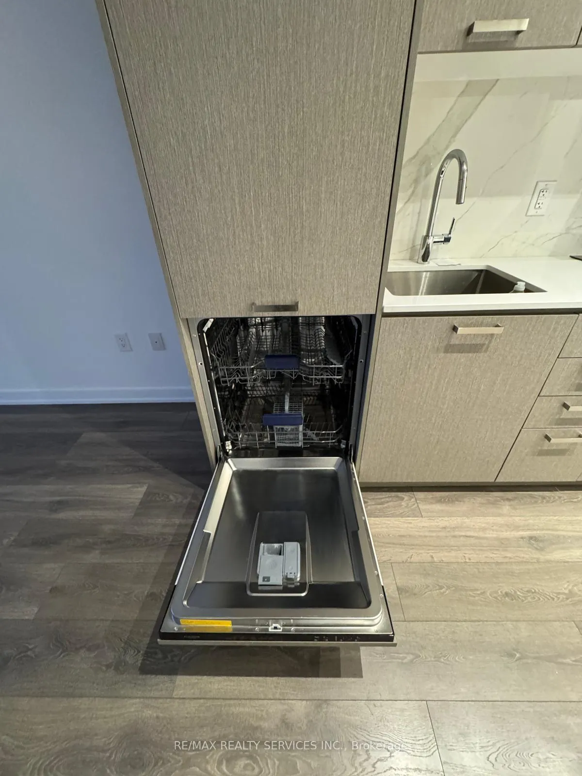 Photo 11 of Unit 1912, 38 Honeycrisp Crescent, Vaughan, Vaughan Corporate Centre — HOMEH