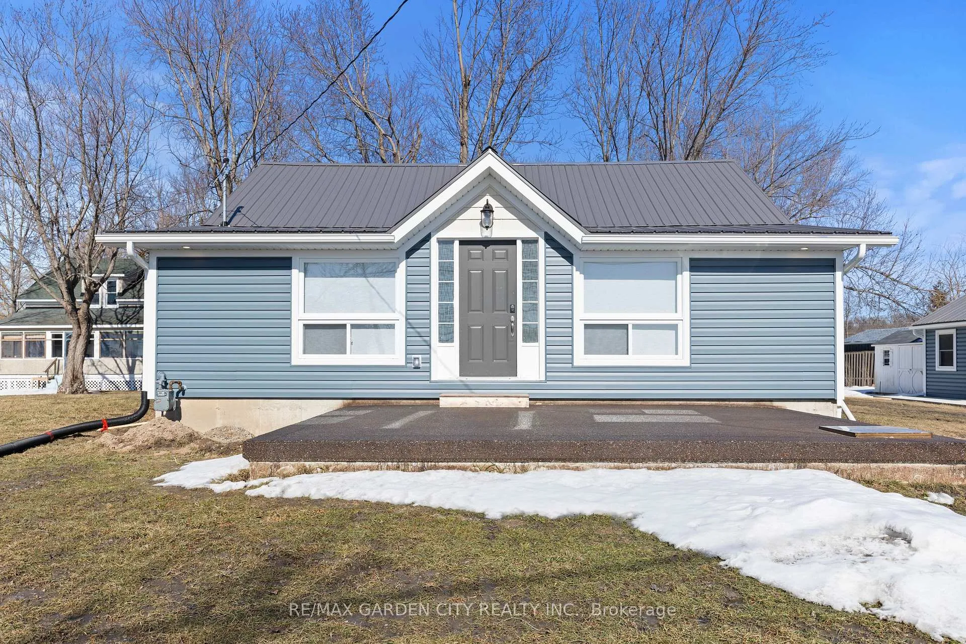Front of 11582 Beach Road E