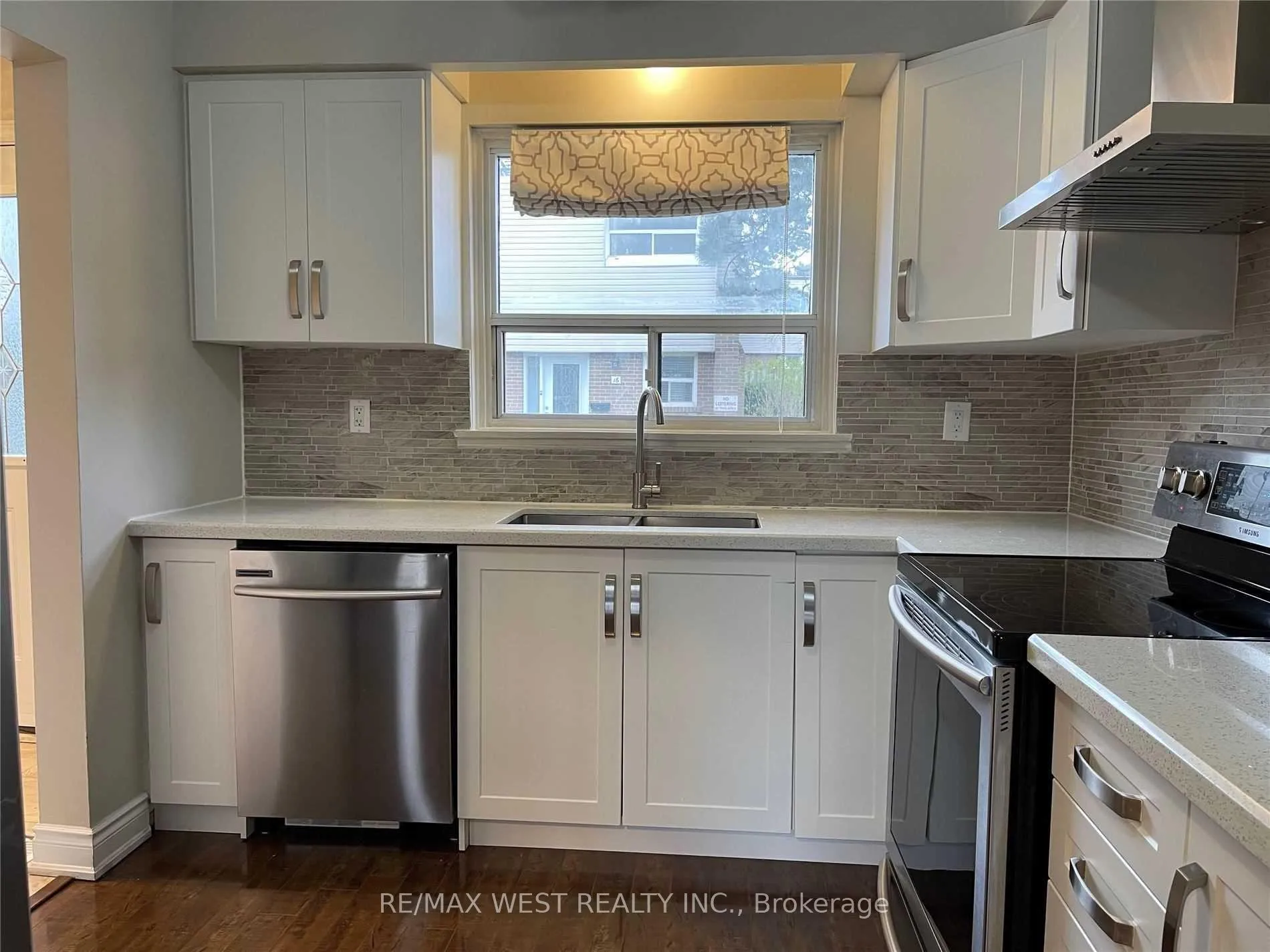 Photo 4 of Unit 1, 437 Silverstone Drive, Etobicoke, West Humber-Clairville — HOMEH
