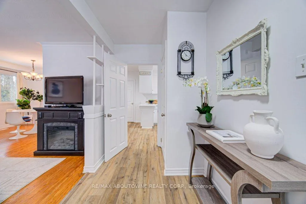 Photo 2 of 1239 Montclair Drive, Oakville, College Park — HOMEH