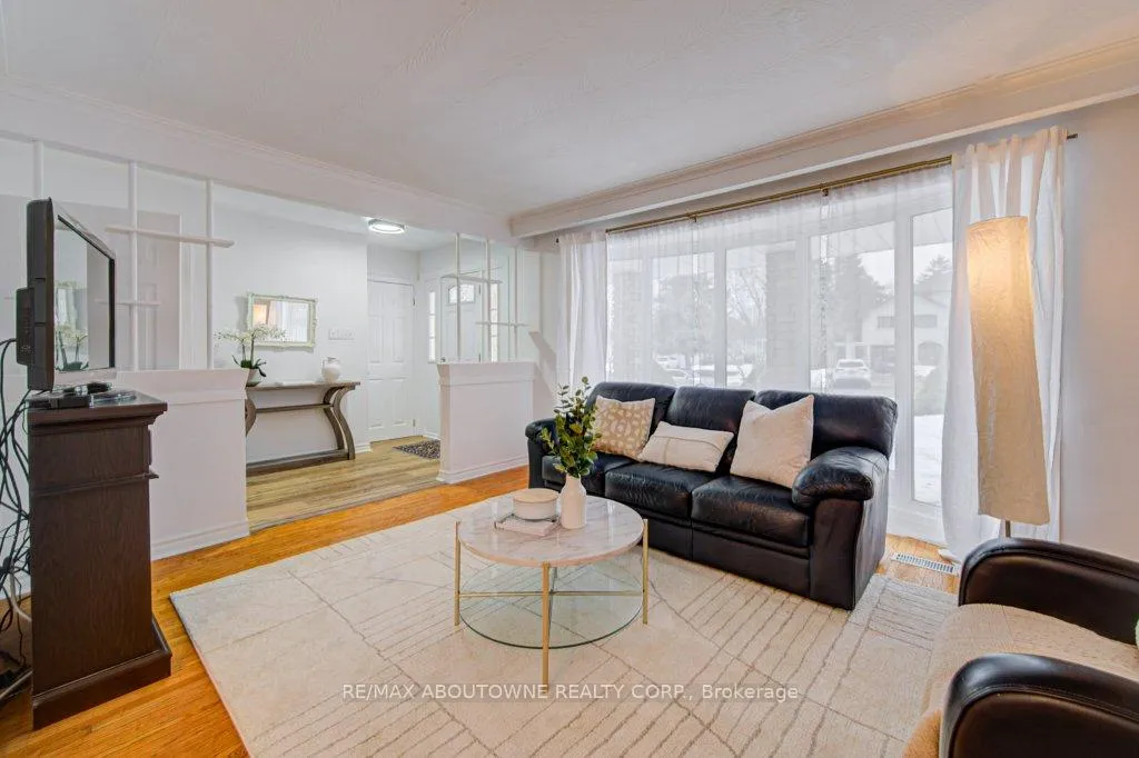 Photo 3 of 1239 Montclair Drive, Oakville, College Park — HOMEH