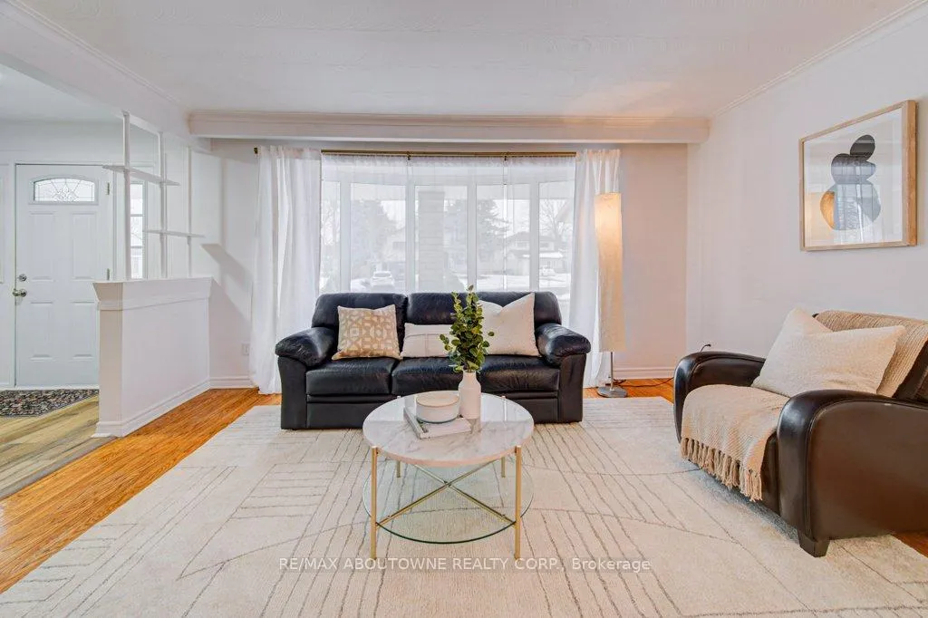 Photo 4 of 1239 Montclair Drive, Oakville, College Park — HOMEH