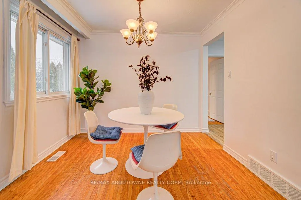 Photo 5 of 1239 Montclair Drive, Oakville, College Park — HOMEH