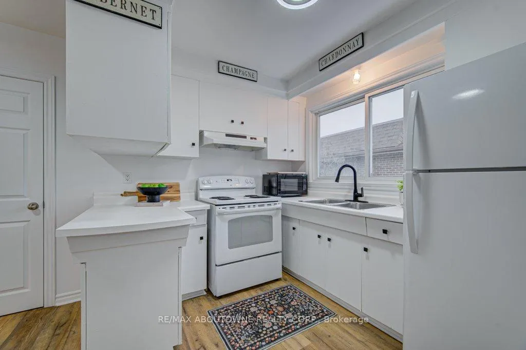 Photo 7 of 1239 Montclair Drive, Oakville, College Park — HOMEH