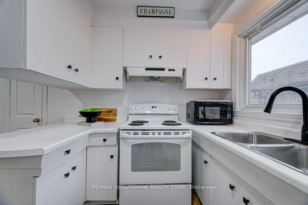 Photo 8 of 1239 Montclair Drive, Oakville, College Park — HOMEH