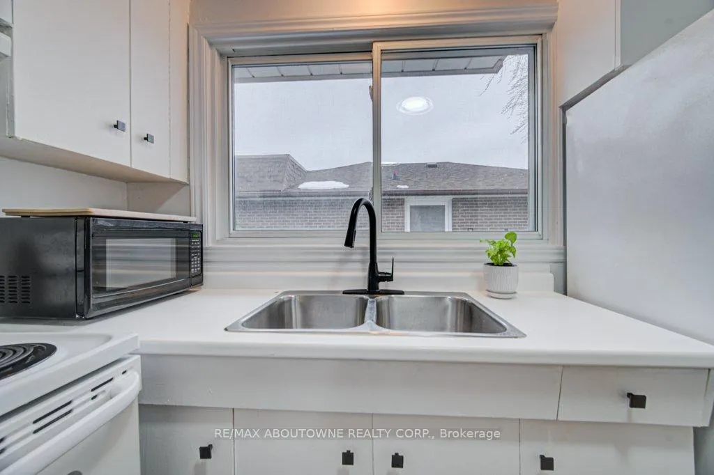 Photo 9 of 1239 Montclair Drive, Oakville, College Park — HOMEH