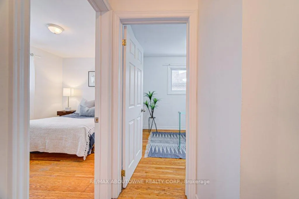 Photo 10 of 1239 Montclair Drive, Oakville, College Park — HOMEH