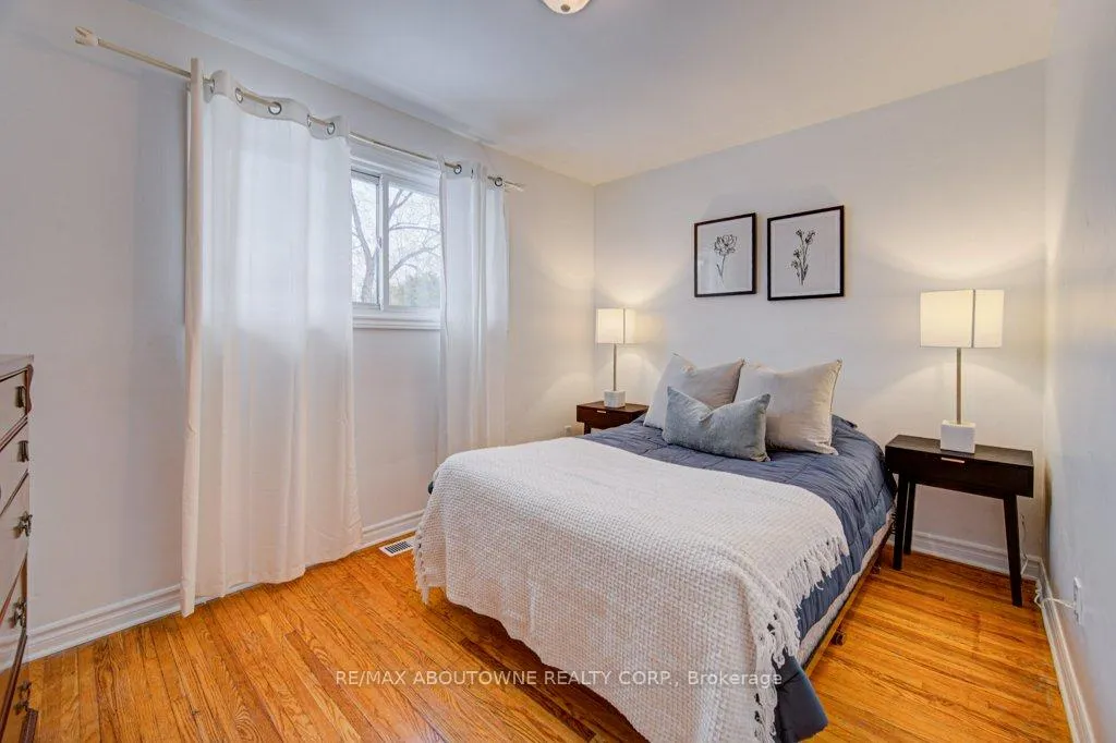 Photo 11 of 1239 Montclair Drive, Oakville, College Park — HOMEH