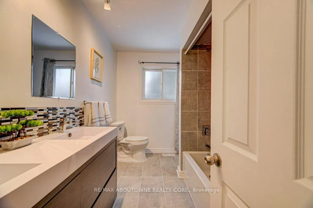 Photo 15 of 1239 Montclair Drive, Oakville, College Park — HOMEH