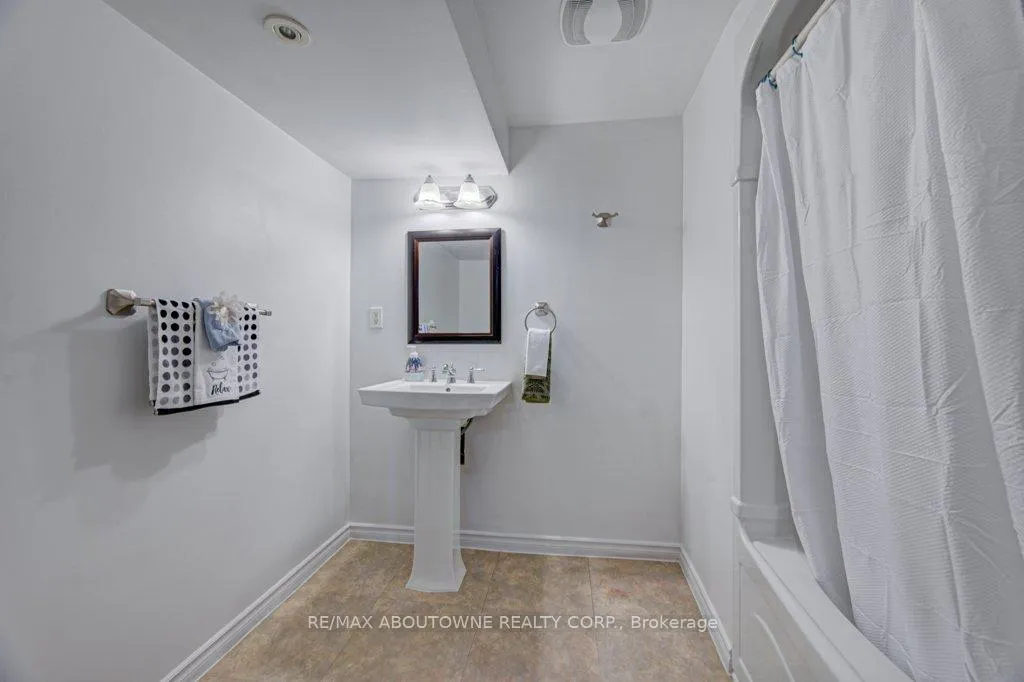 Photo 19 of 1239 Montclair Drive, Oakville, College Park — HOMEH