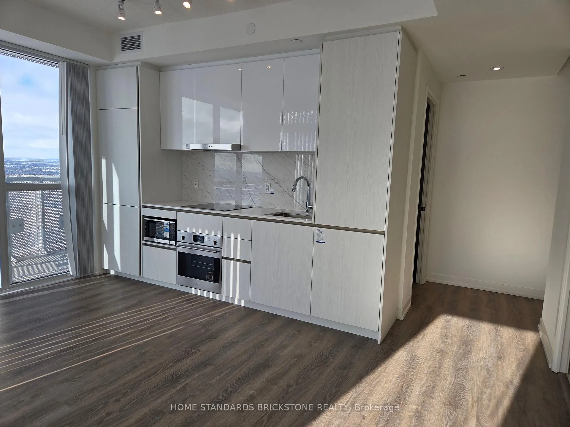 Photo 1 of Unit 4212, 8 Interchange Way, Vaughan, Vaughan Corporate Centre — HOMEH