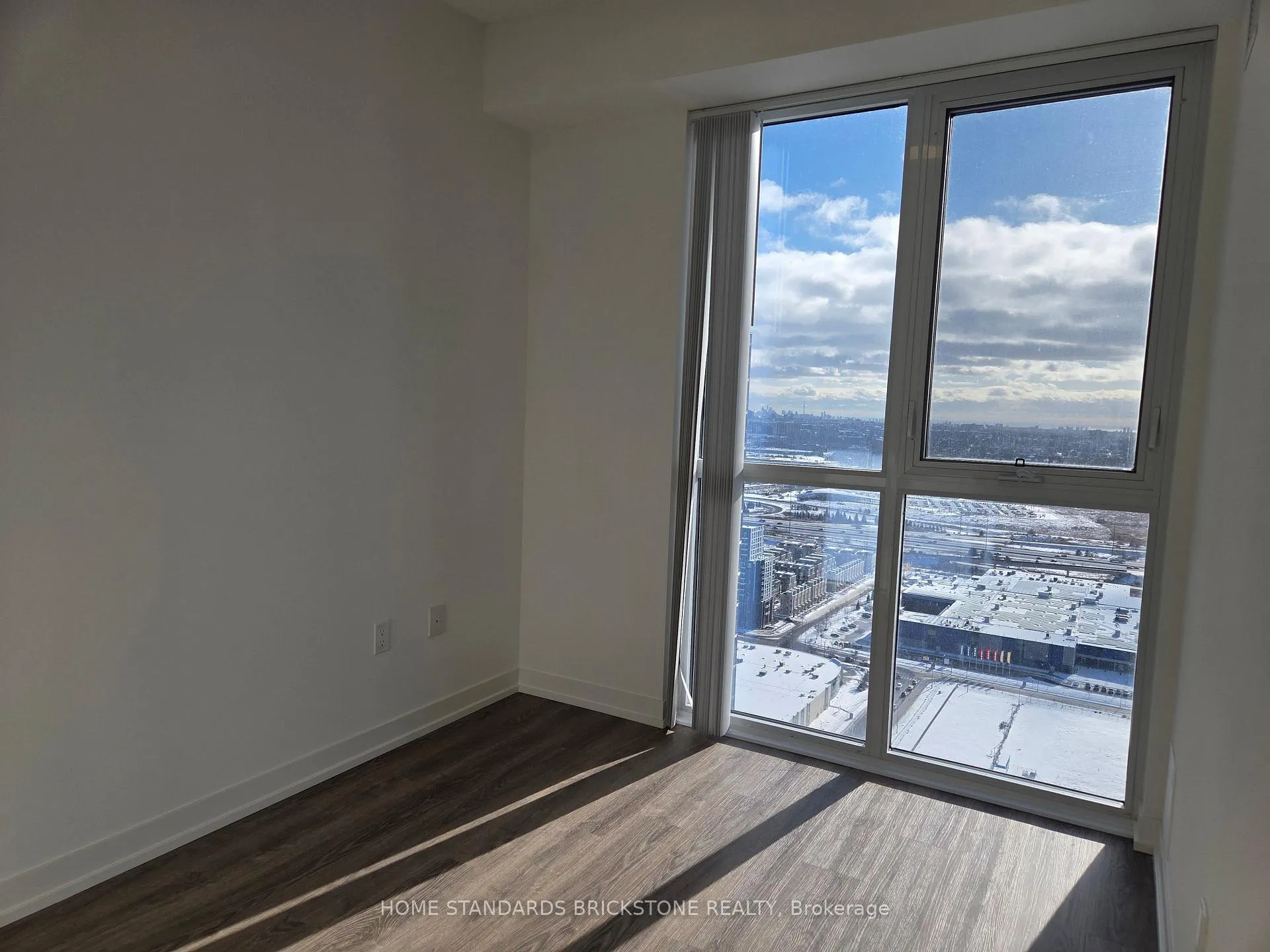 Photo 4 of Unit 4212, 8 Interchange Way, Vaughan, Vaughan Corporate Centre — HOMEH