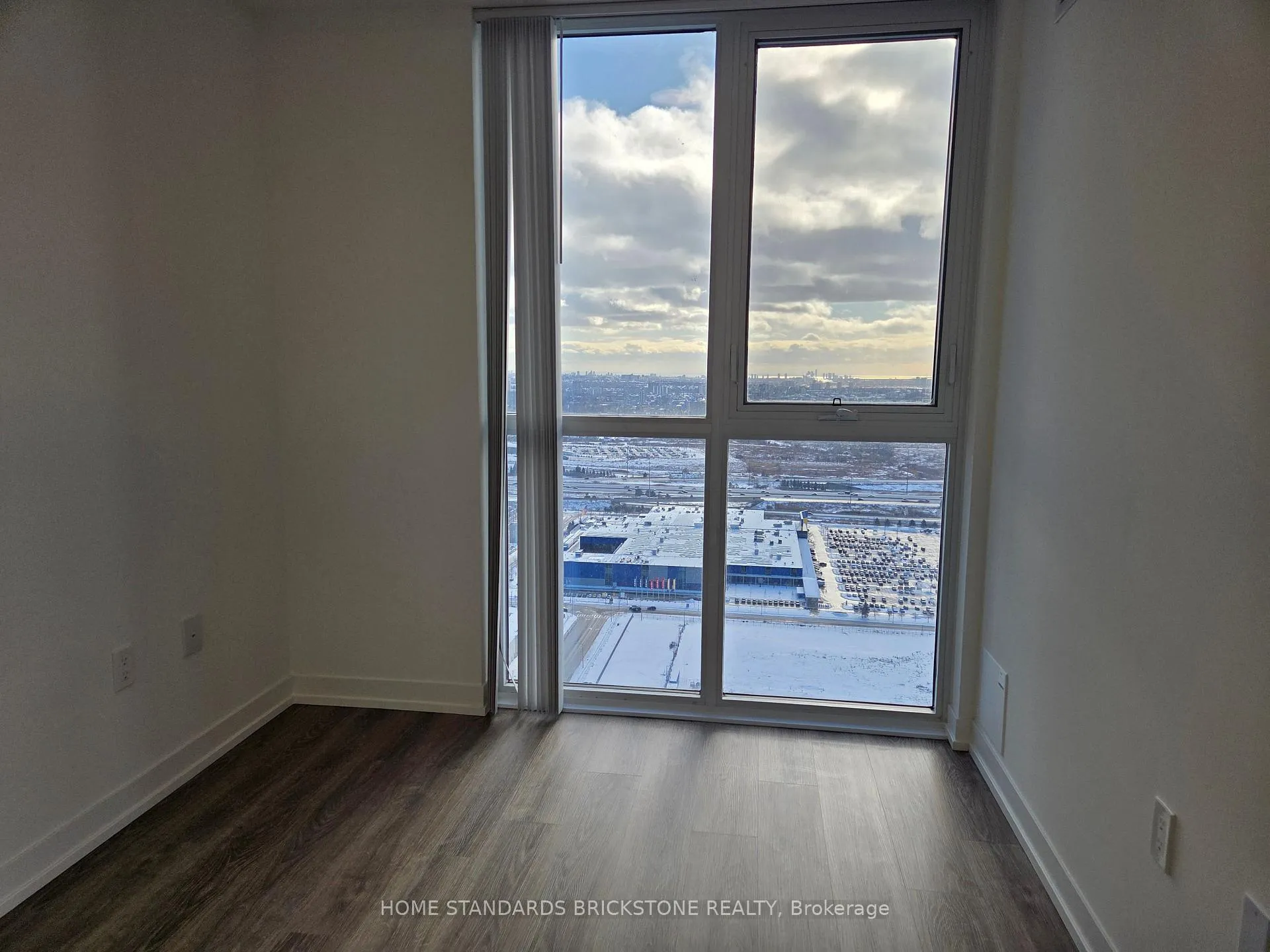 Photo 5 of Unit 4212, 8 Interchange Way, Vaughan, Vaughan Corporate Centre — HOMEH