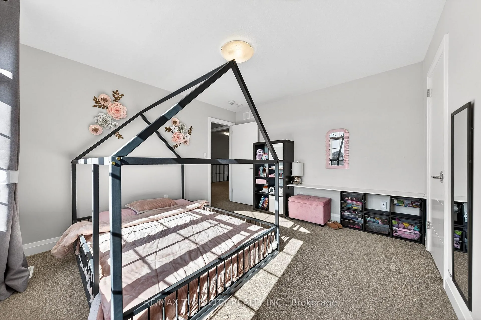 Photo 33 of 557 Millstream Drive, Waterloo — HOMEH