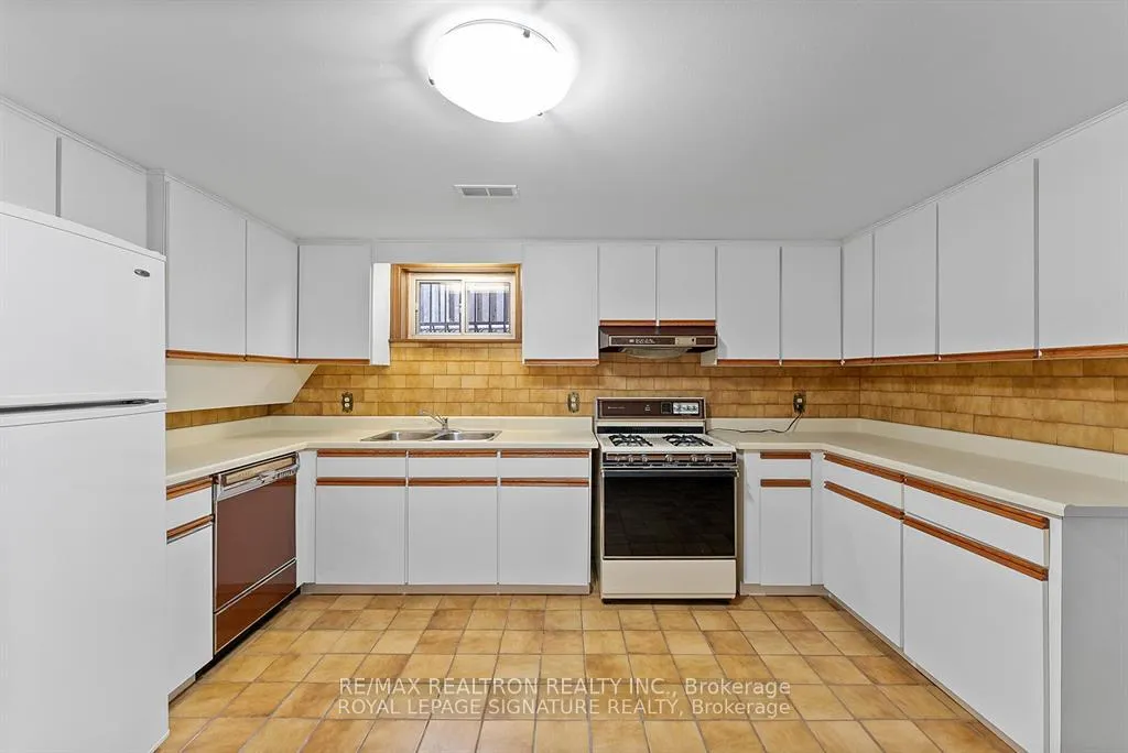 Photo 2 of Unit Basement, 30 Vanwood Road, Markham, Thornhill — HOMEH