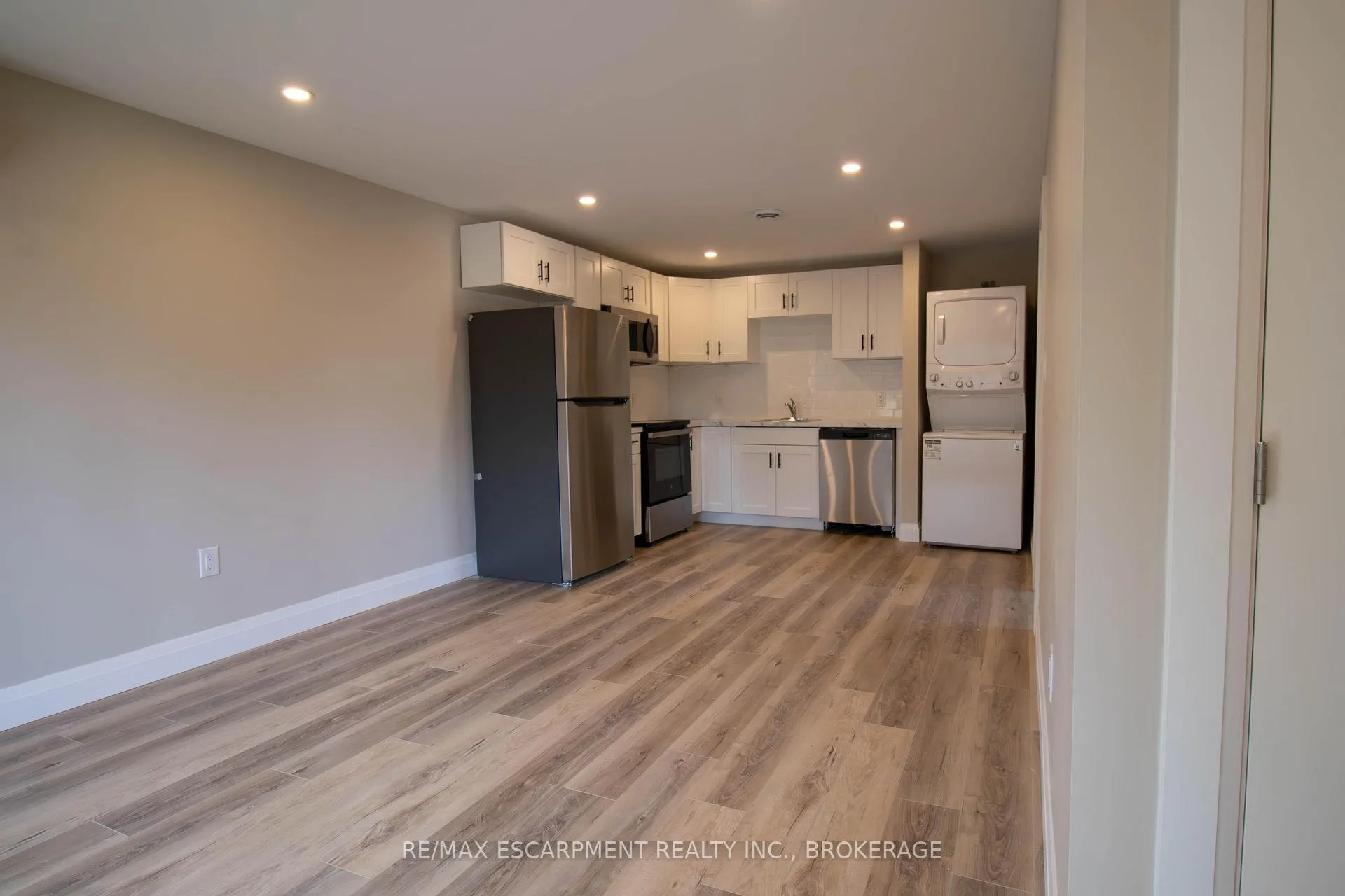 Photo 2 of Unit 3, 539 Woodlawn Road, Welland, N. Welland — HOMEH