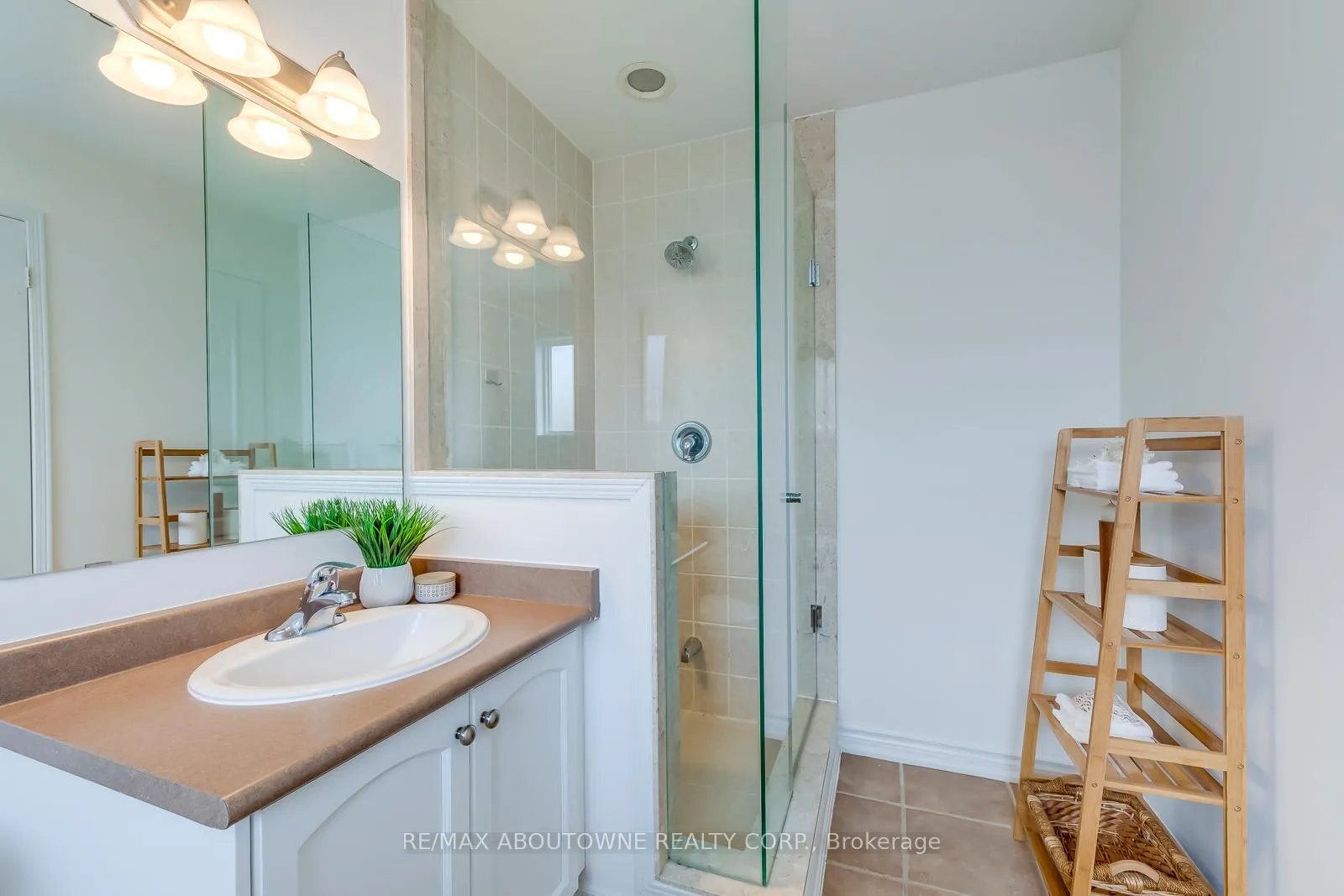Photo 22 of 2322 Saddlecreek Crescent, Oakville, Westmount — HOMEH