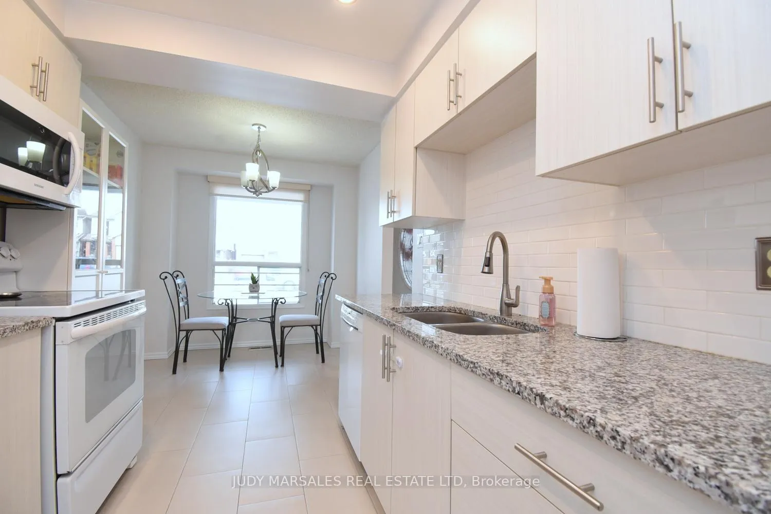 Photo 5 of 102 Elderwood Place, Brampton, Brampton North — HOMEH