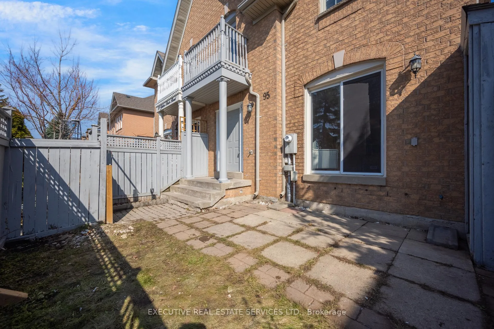 Photo 4 of 95 Yellow Brick Road, Brampton, Brampton North — HOMEH
