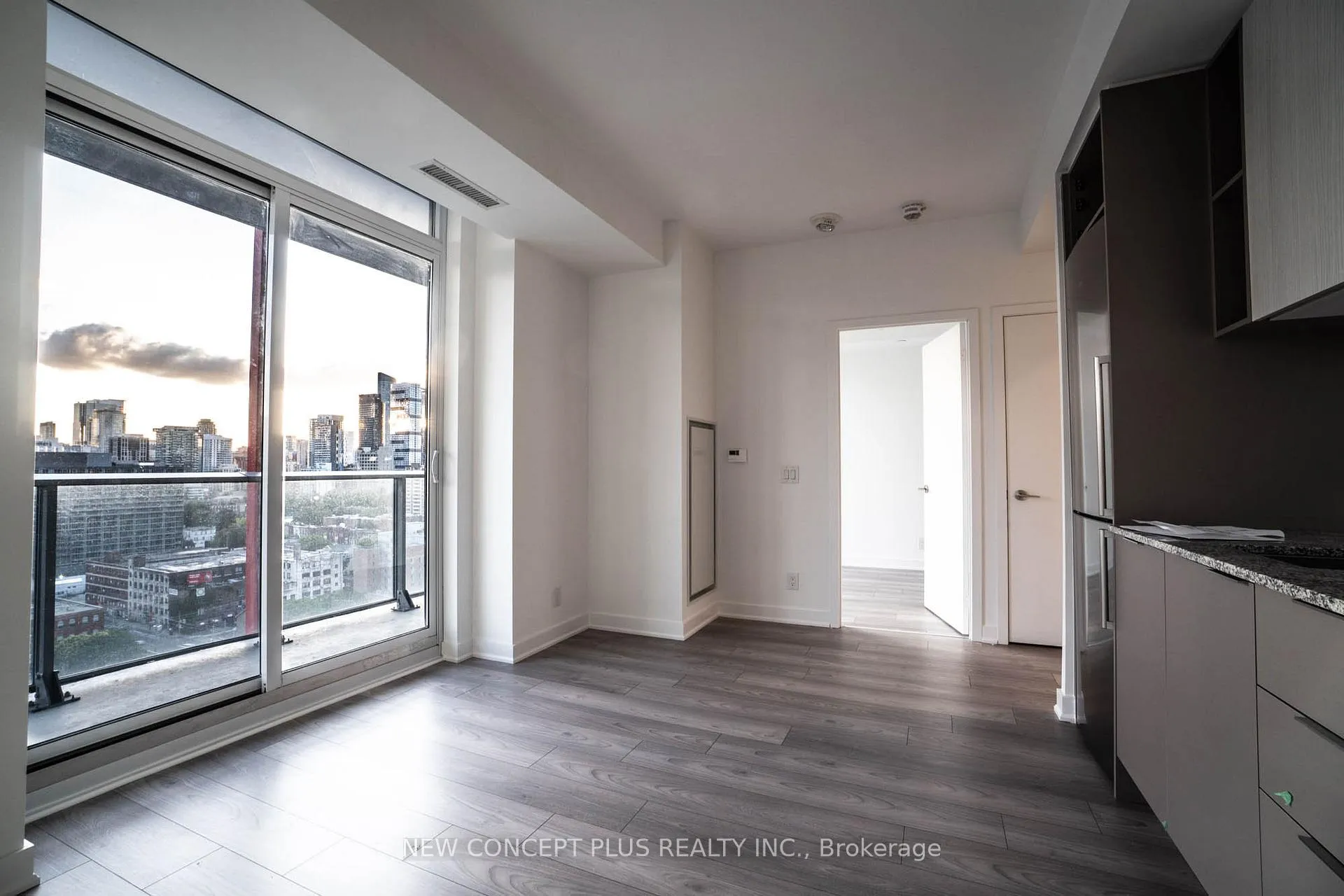 Photo 4 of Unit 1612, 120 Parliament Street E, Toronto, Moss Park — HOMEH
