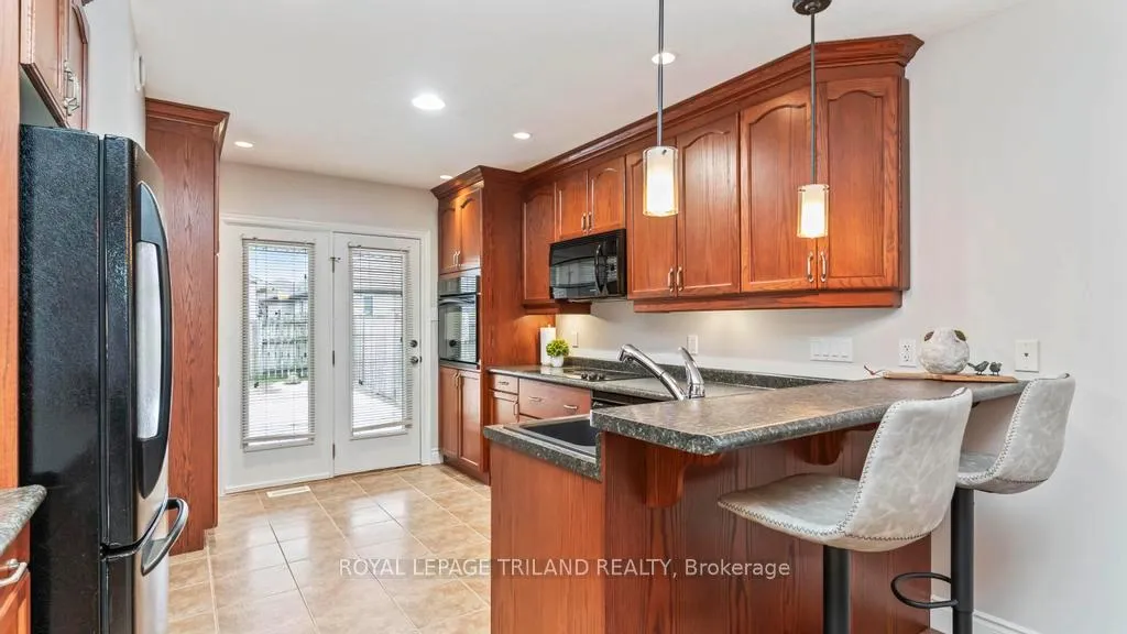 Photo 8 of 98 Hagerman Crescent, St. Thomas — HOMEH