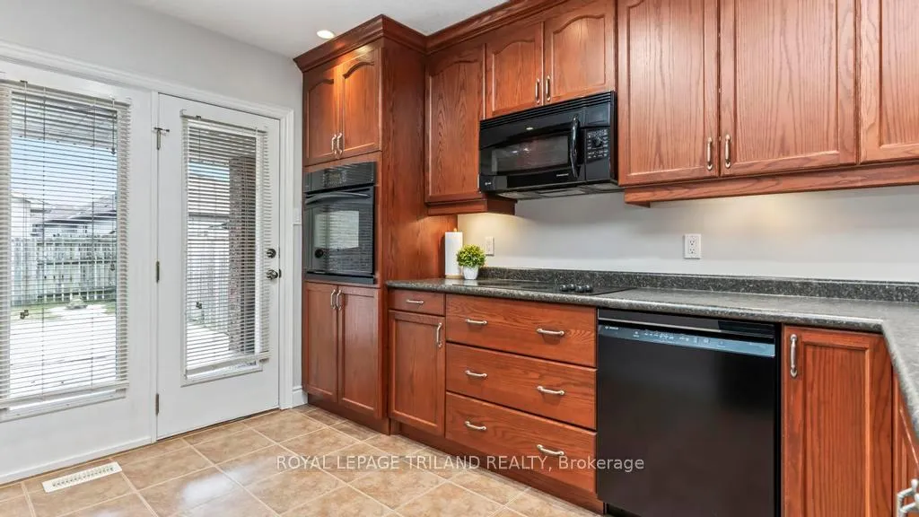 Photo 10 of 98 Hagerman Crescent, St. Thomas — HOMEH
