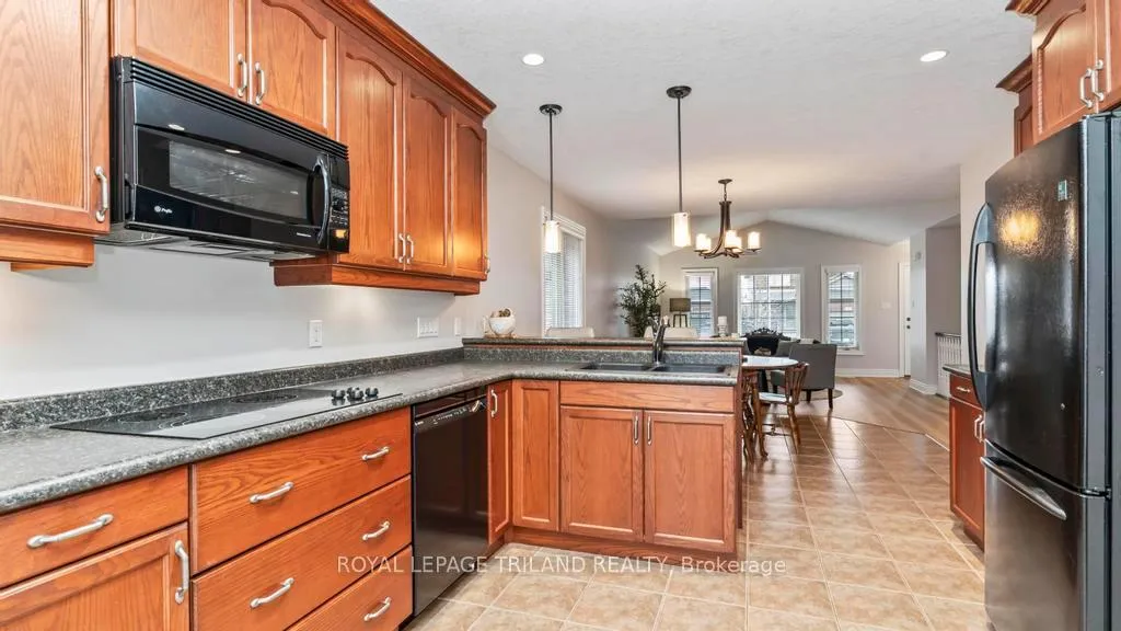 Photo 11 of 98 Hagerman Crescent, St. Thomas — HOMEH