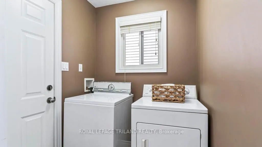 Photo 13 of 98 Hagerman Crescent, St. Thomas — HOMEH
