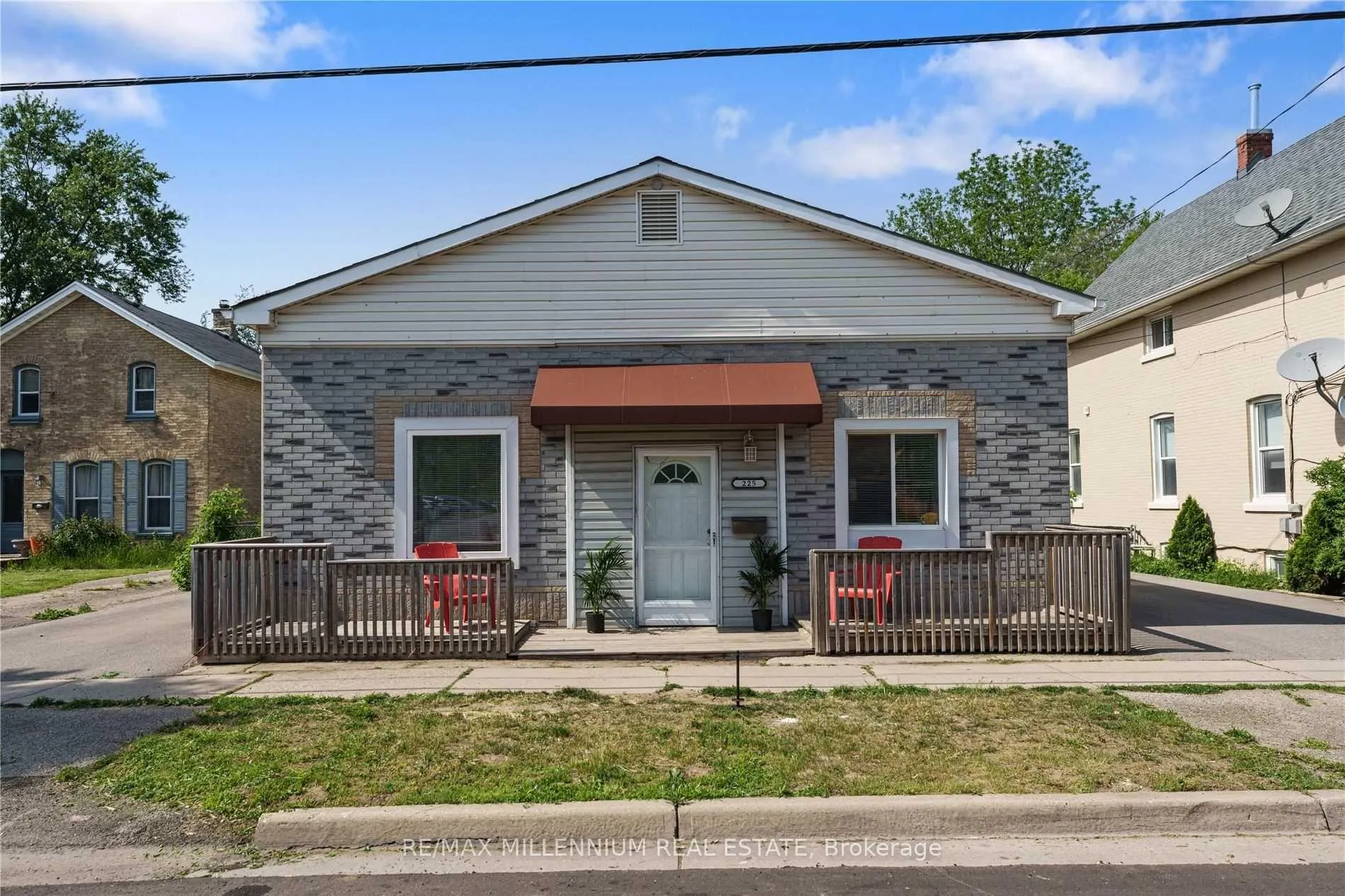 Front of 225 Grand River Avenue