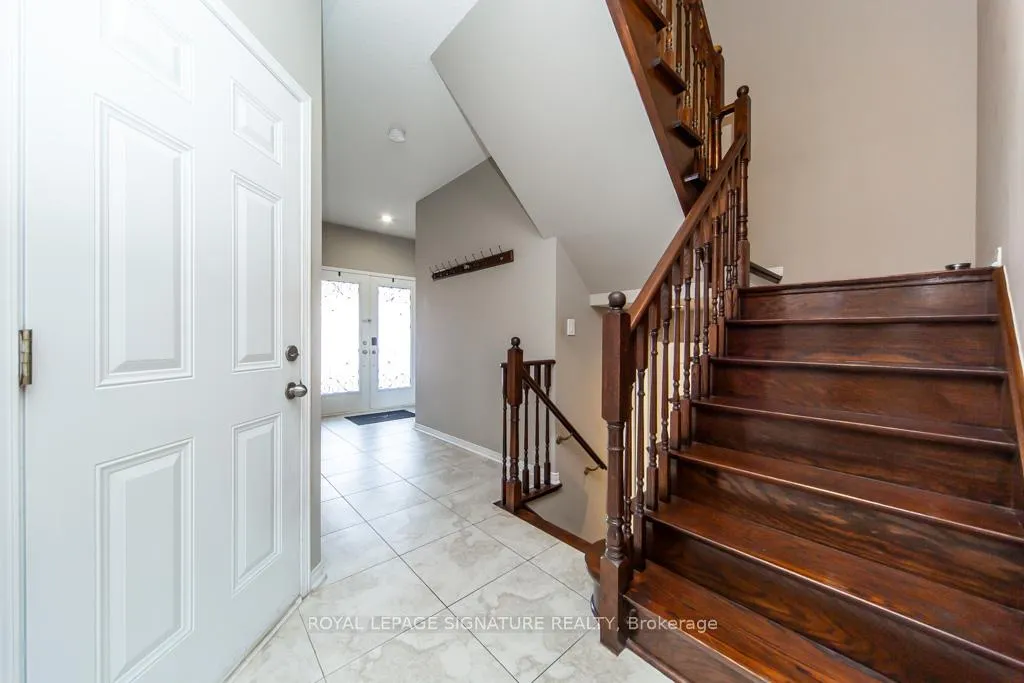 Photo 2 of 3260 Sealey Crescent, Burlington, Alton — HOMEH
